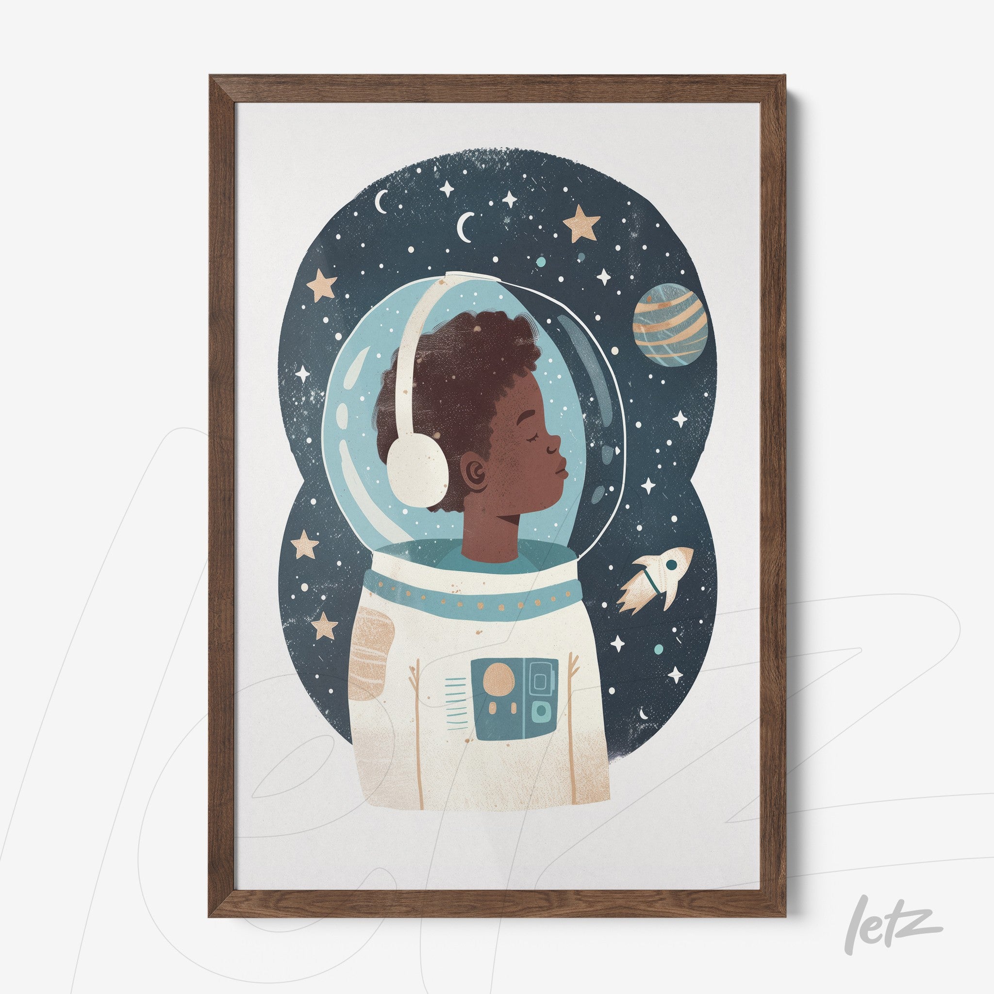 quadro com ilustração de um astronauta negro em fundo espacial estrelado e moldura de madeira clara
