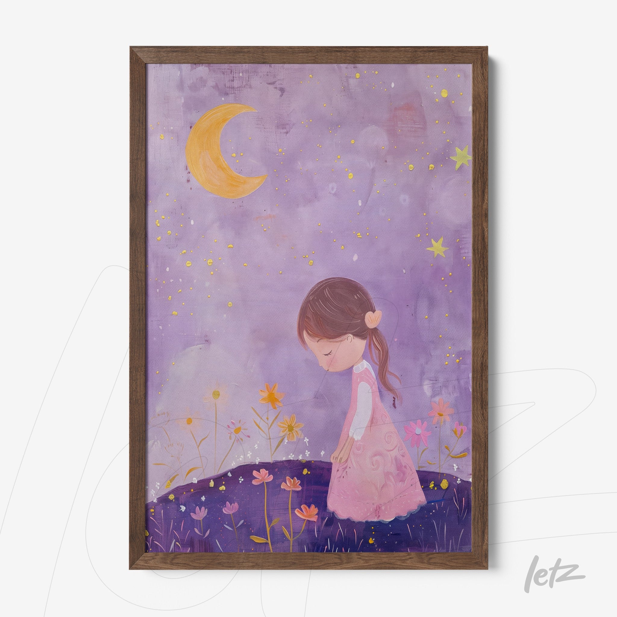 quadro com ilustração de menina em vestido rosa sob um céu noturno estrelado, com uma lua crescente e flores coloridas no primeiro plano em moldura de madeira escura