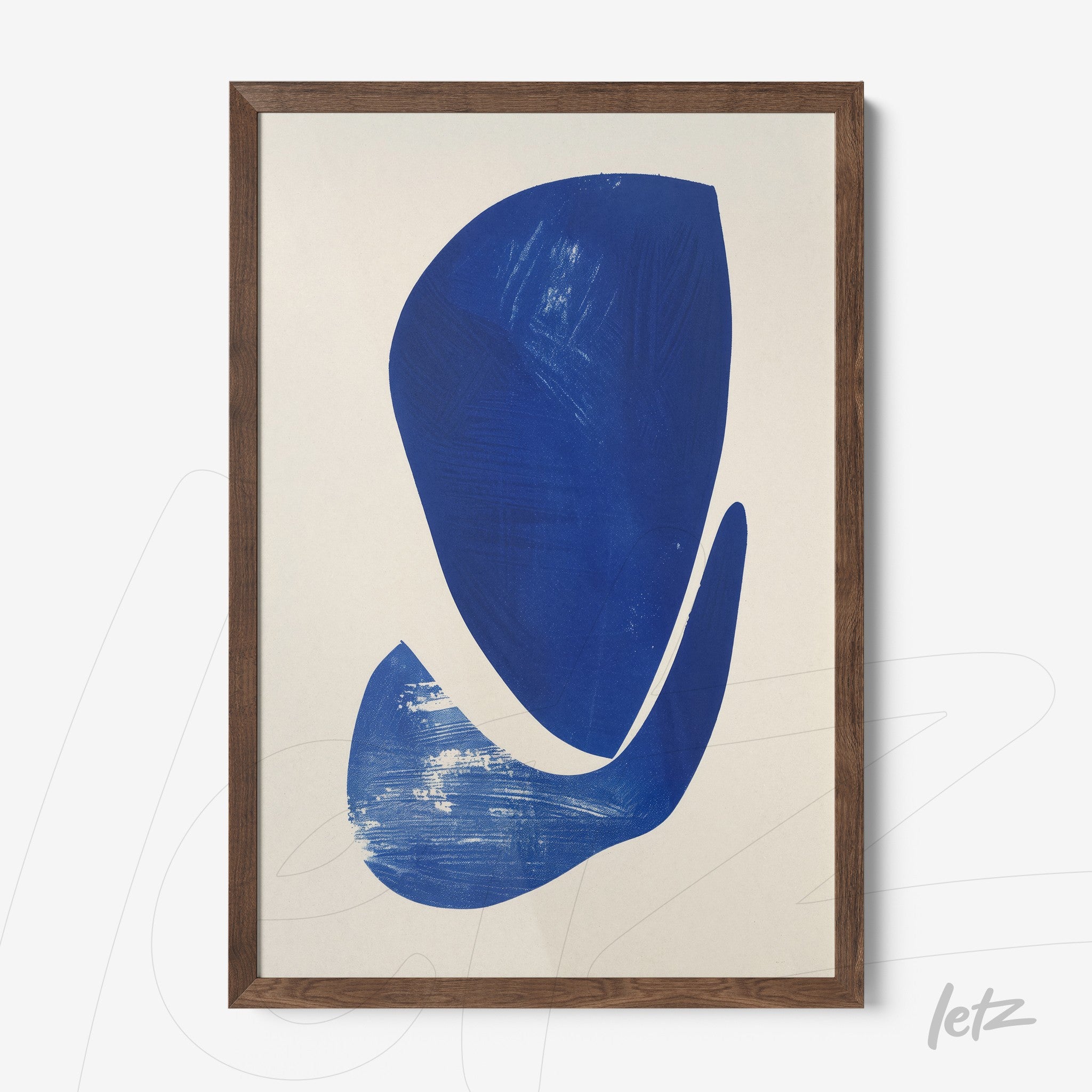 quadro com arte abstrata em tons de azul em moldura de madeira escura