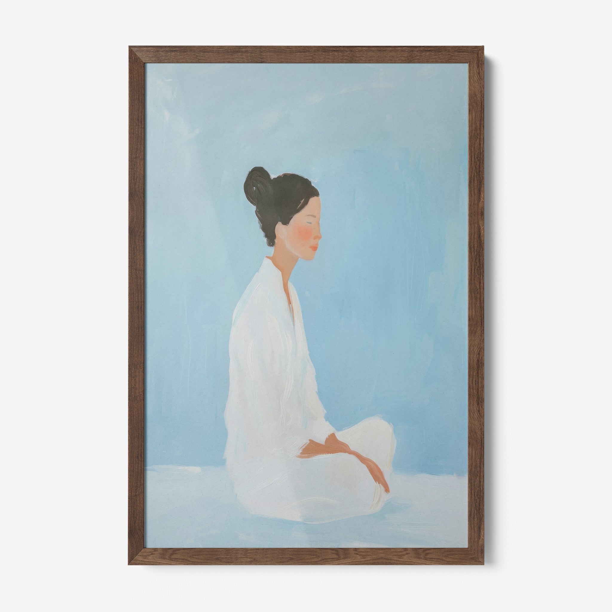 quadro com arte de uma mulher sentada em pose meditativa, moldura de madeira escura e fundo azul suave