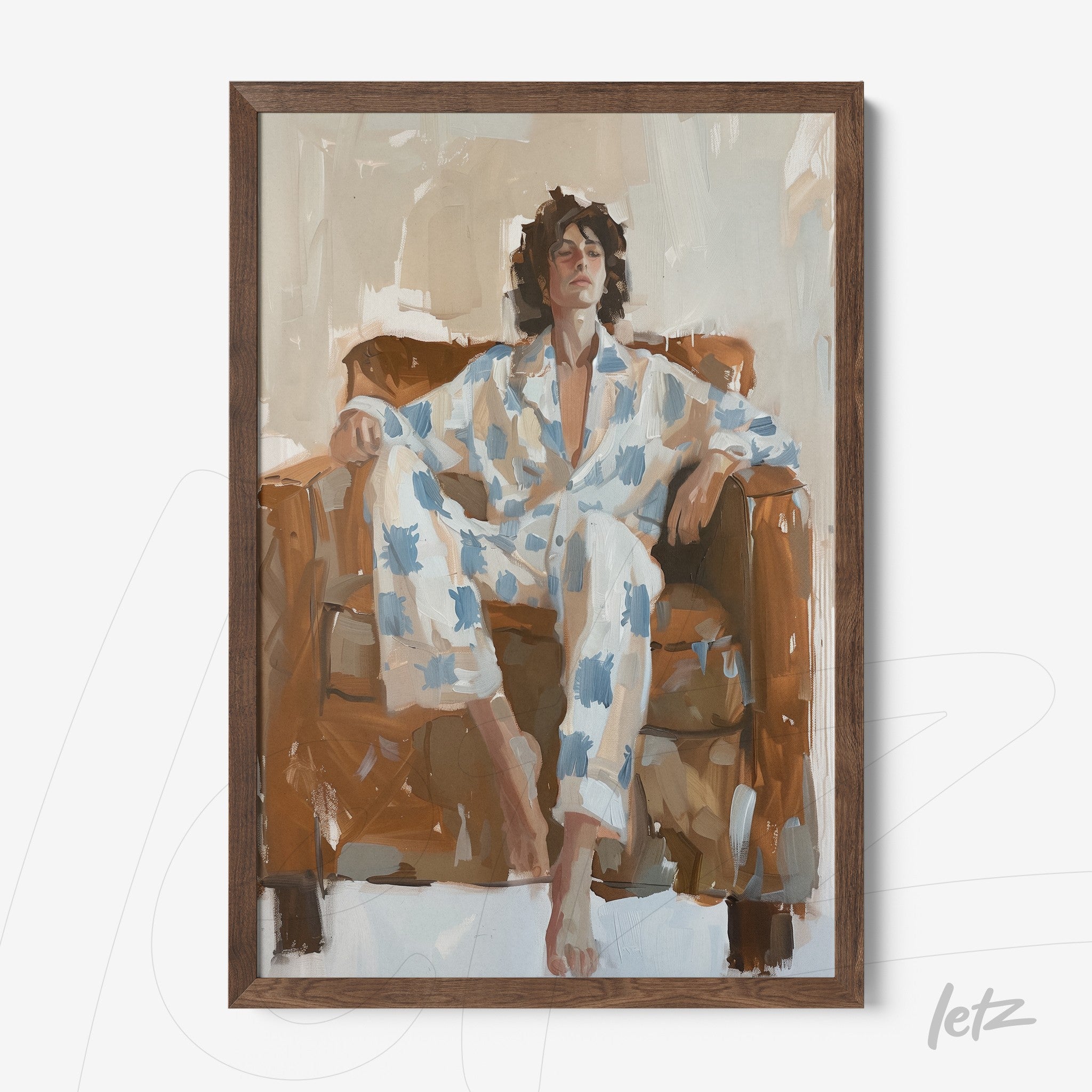 quadro com retrato de homem relaxando em sofá, vestido com pijama estampado em azul e branco, moldura de madeira clara