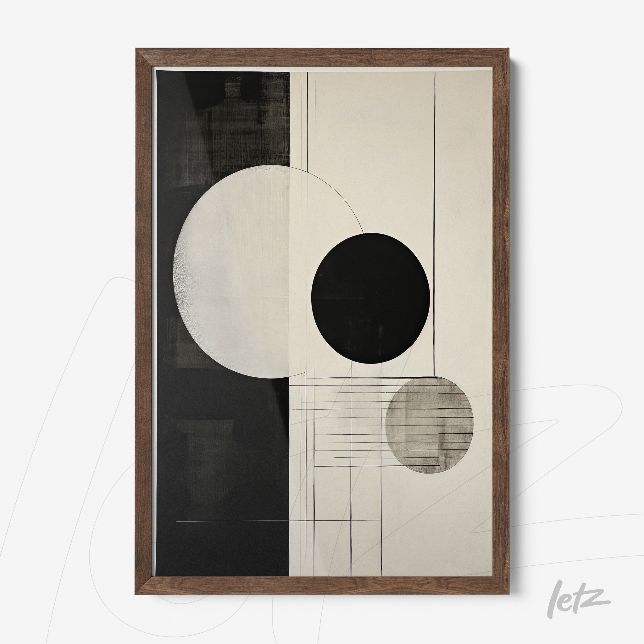 quadro com arte abstrata em preto e branco com formas circulares em moldura de madeira escura