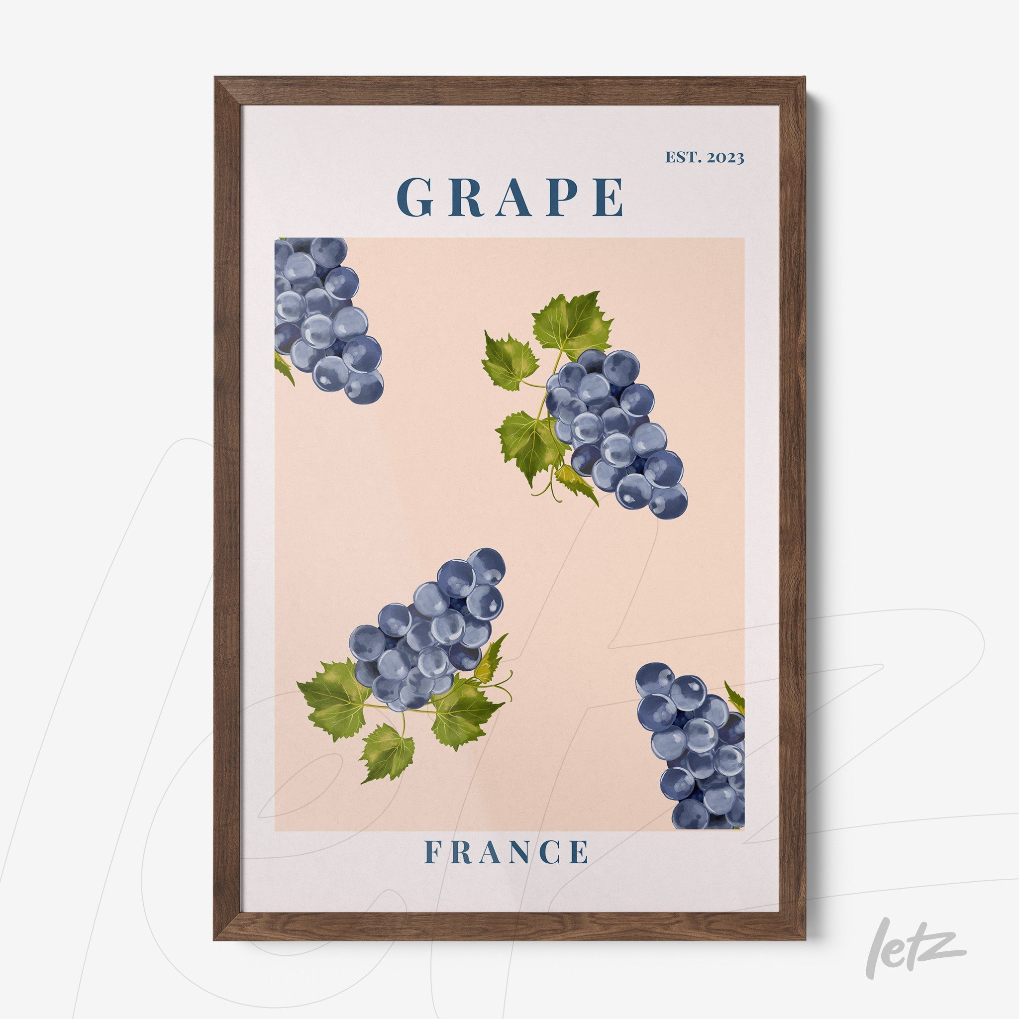 quadro com ilustrações de cachos de uva em fundo rosa, rodeado por moldura de madeira escura