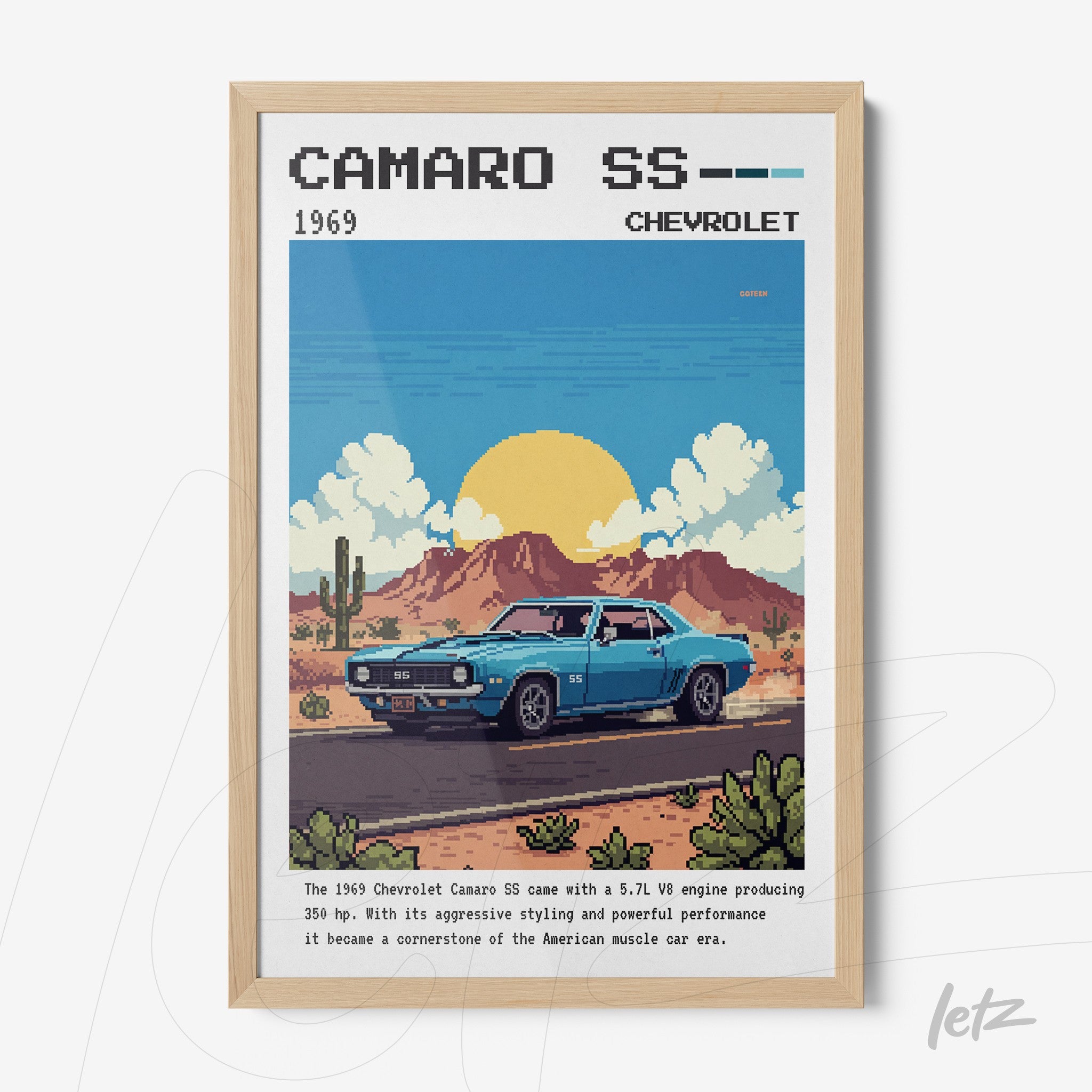 quadro em moldura de madeira com arte pixelada de um Chevrolet Camaro SS de 1969, destacado em um deserto com montanhas ao fundo e sol poente
