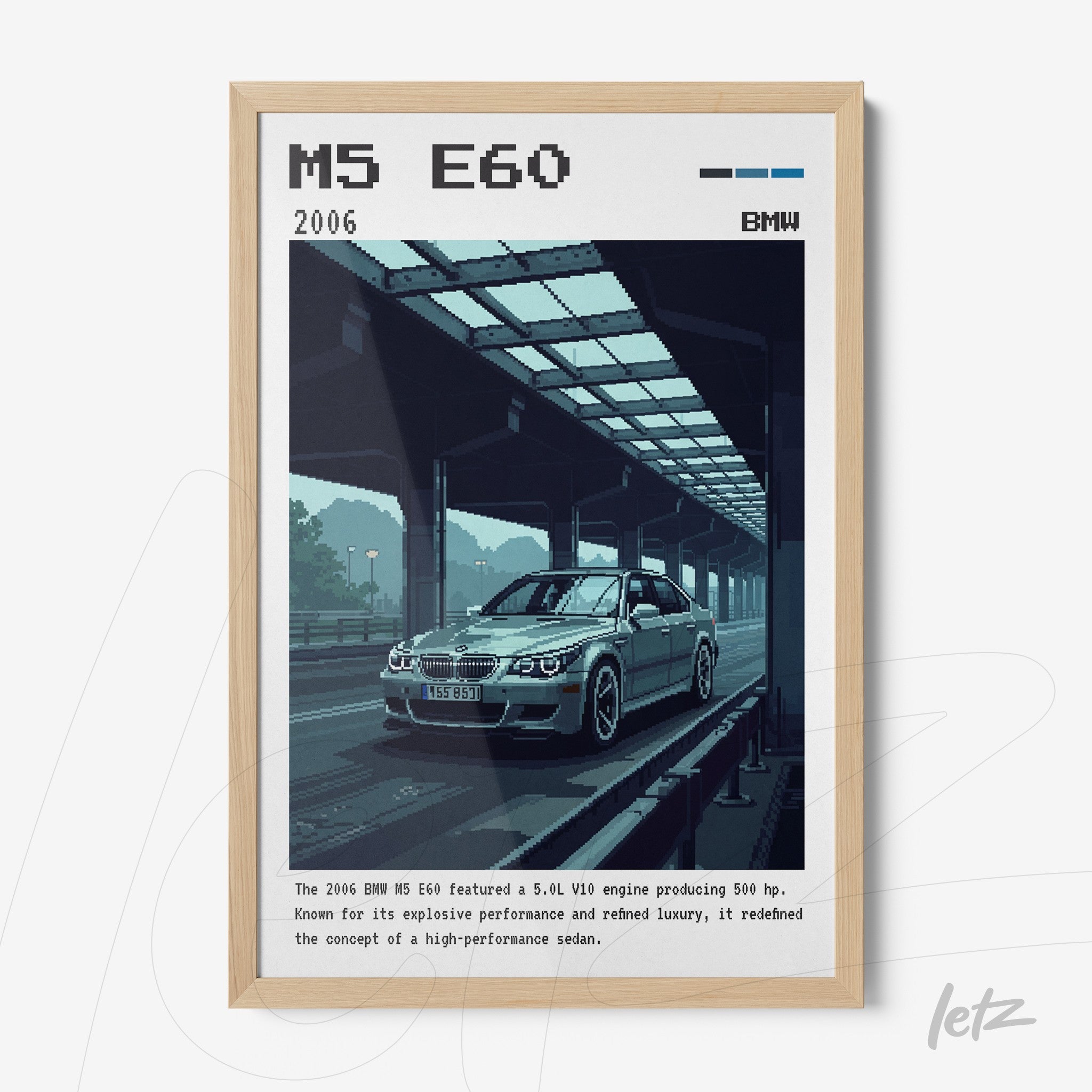 quadro em moldura clara com arte pixelada de um carro BMW M5 E60 em uma estrada coberta, destacando detalhes do ano 2006 e texto informativo na parte inferior