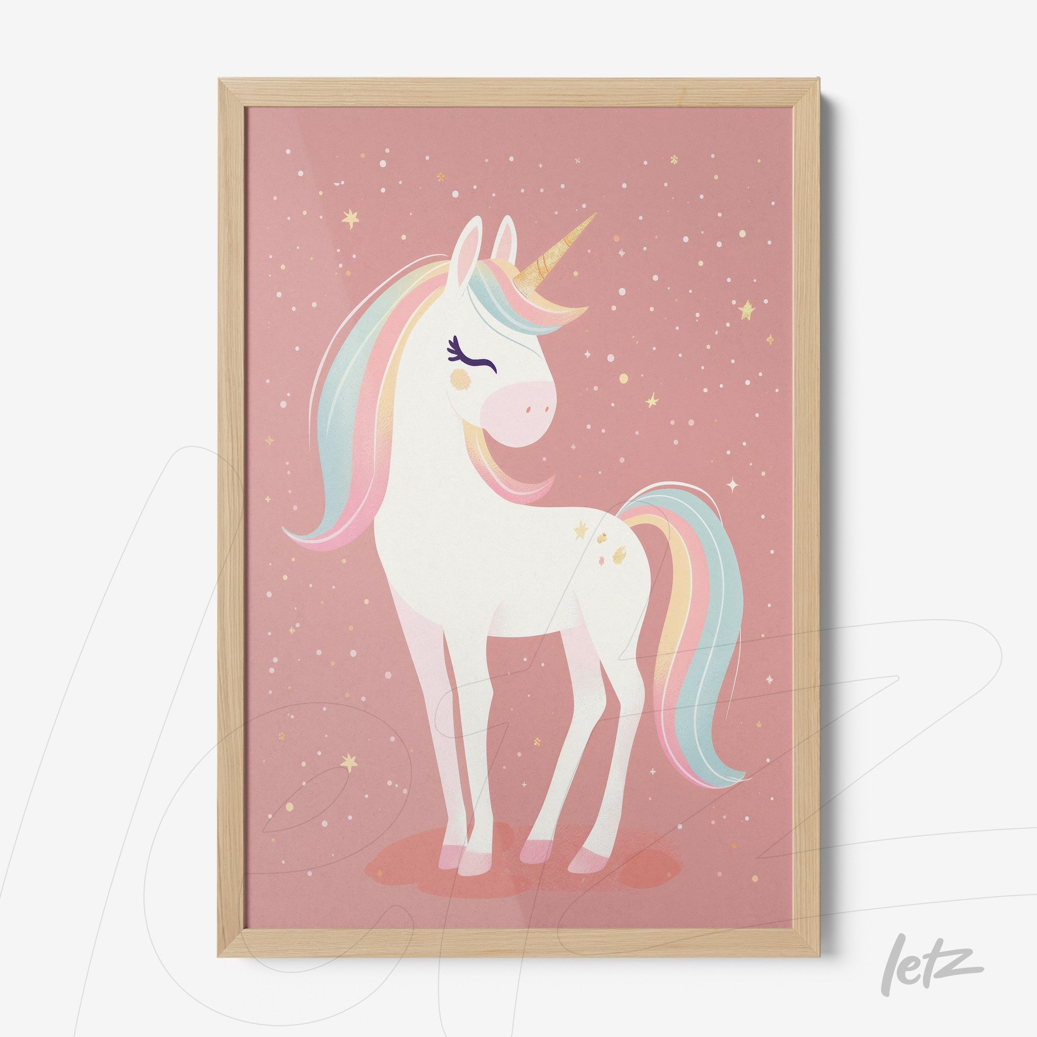 quadro com ilustração de unicórnio em fundo rosa com estrelas e moldura de madeira clara