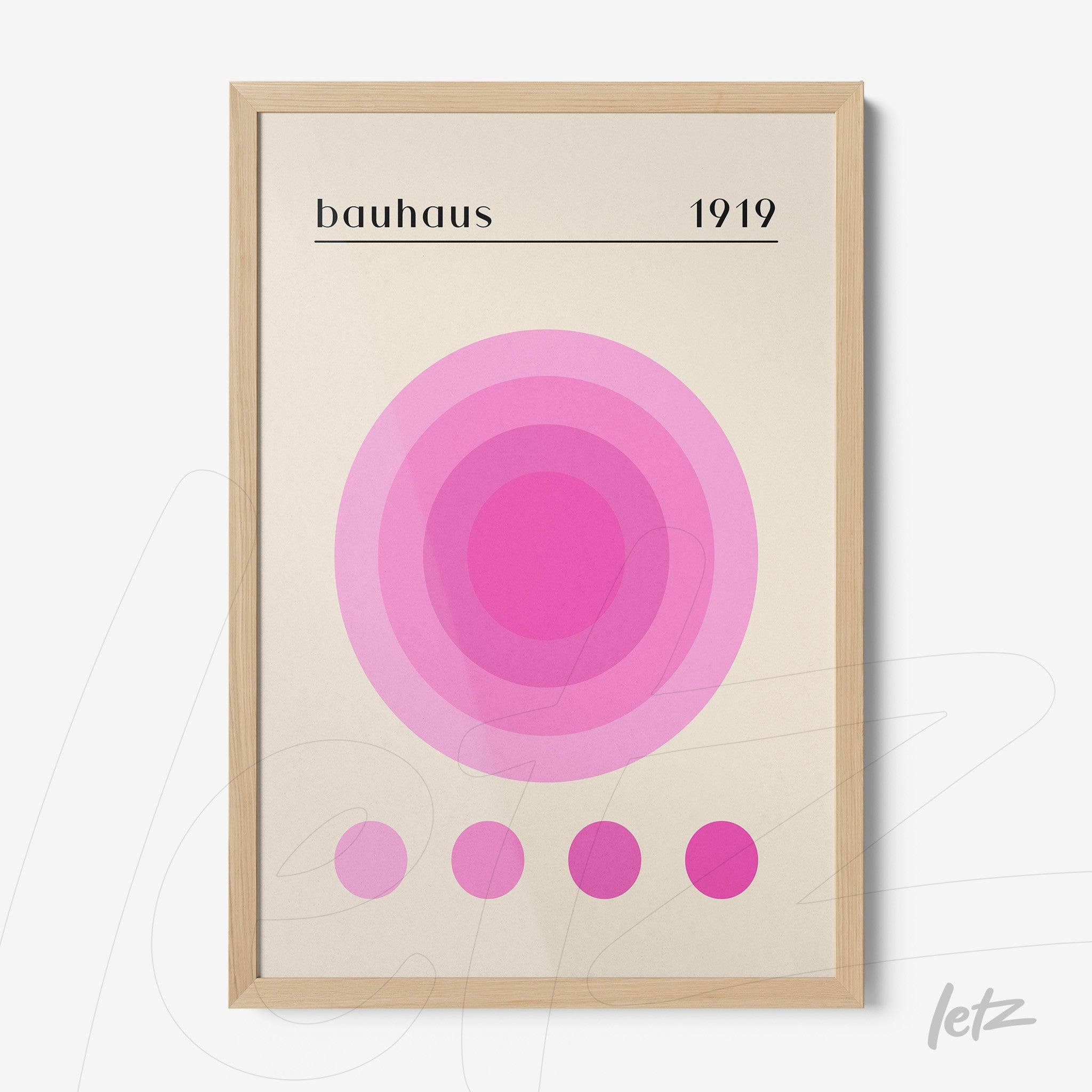 pôster impresso com arte geométrica em tons de rosa e moldura de madeira clara