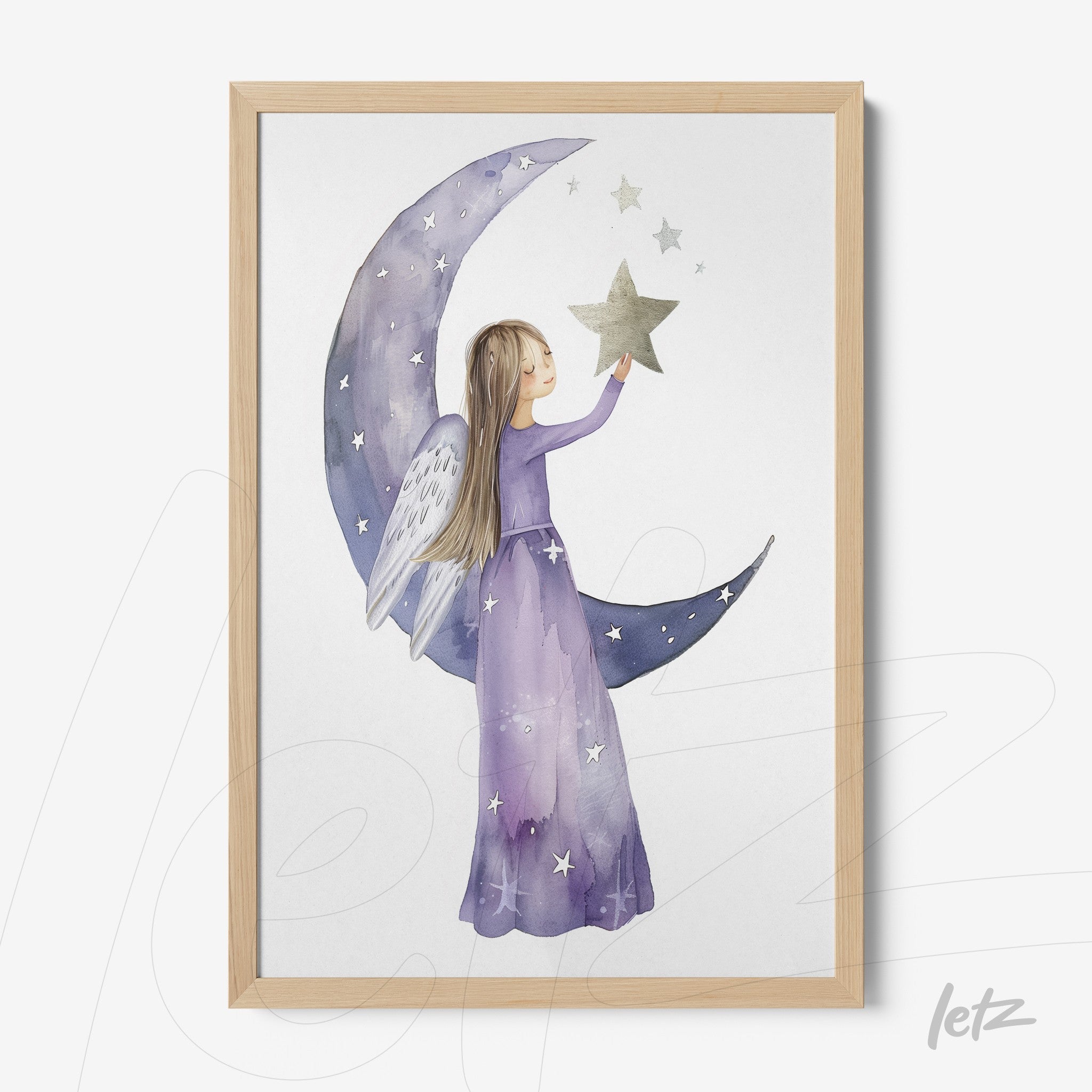 ilustração de menina angelical com vestido roxo segurando uma estrela sobre um fundo decorado com luas e estrelas, emoldurada com moldura de madeira clara