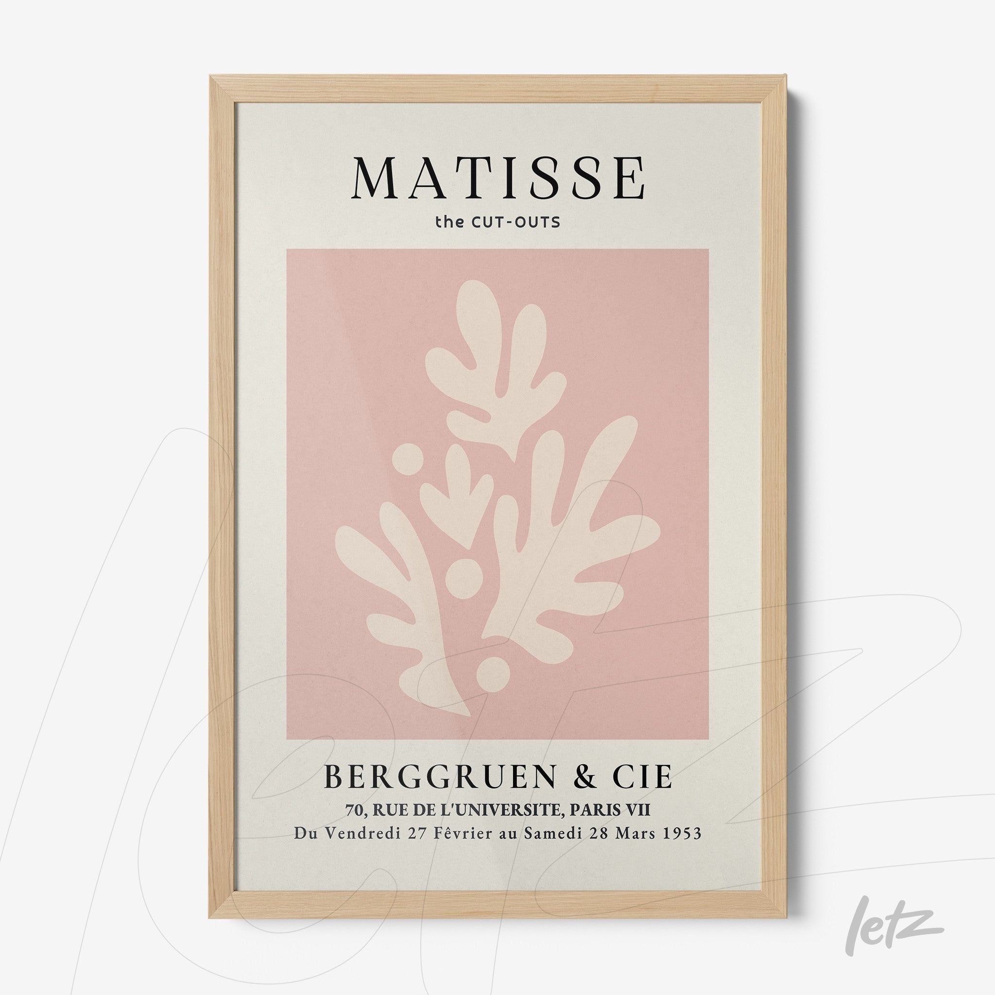 quadro decorativo em moldura clara com arte moderna em tons suaves de rosa e creme, destacando formas orgânicas