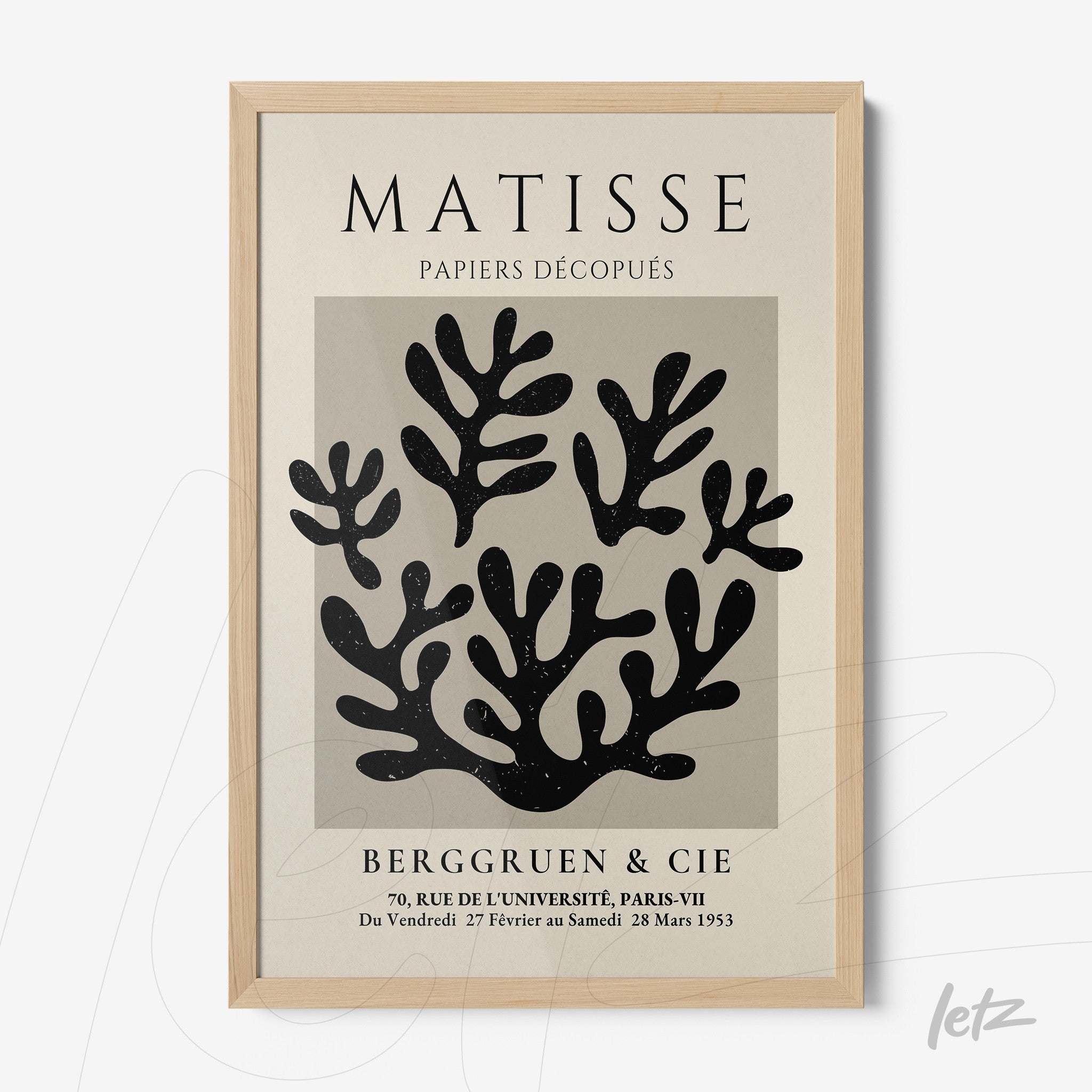 quadro com arte em estilo moderno mostrando elementos de plantas em preto e branco, com moldura de madeira clara