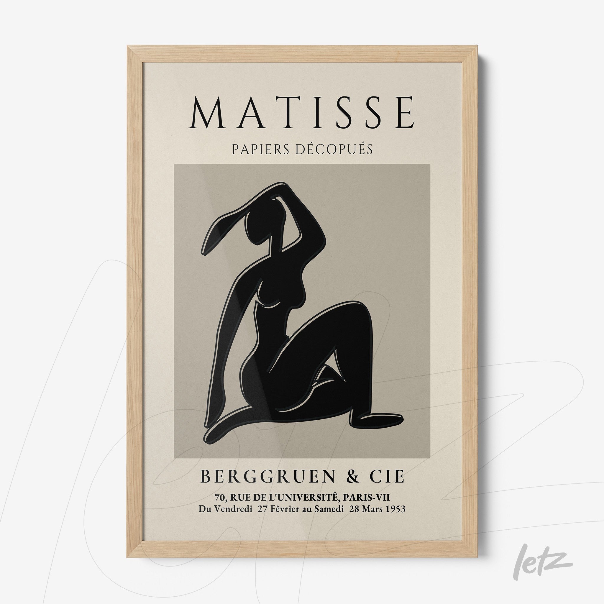 quadro com arte moderna em moldura de madeira clara, apresentando figura feminina em silhueta preta com fundo cinza