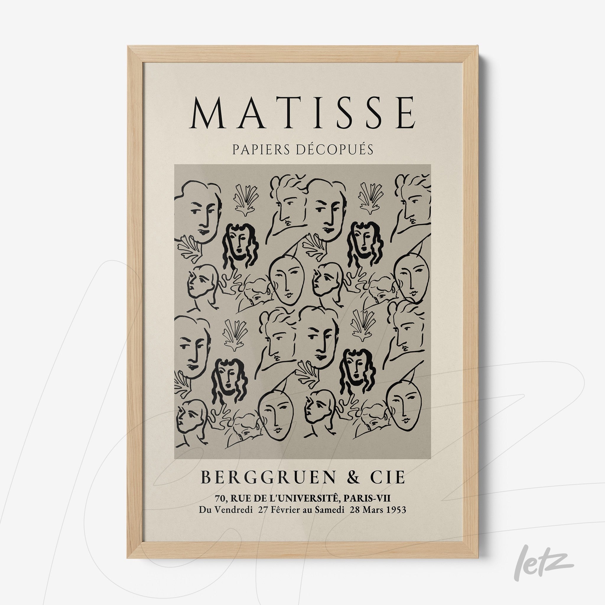 quadro com arte de estilo moderno apresentando rostos e formas em fundo claro, moldura de madeira clara