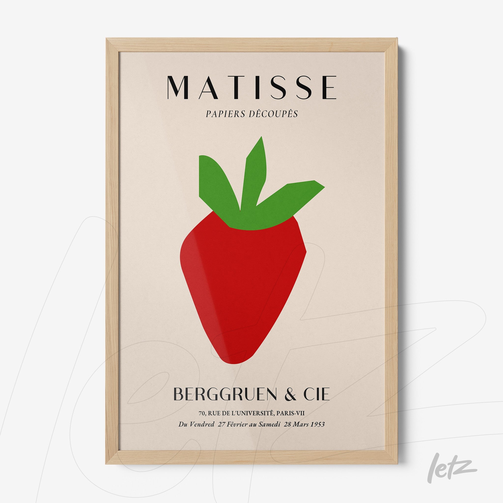 quadro com arte estilizada de morango em cores vibrantes, moldura de madeira clara e fundo neutro