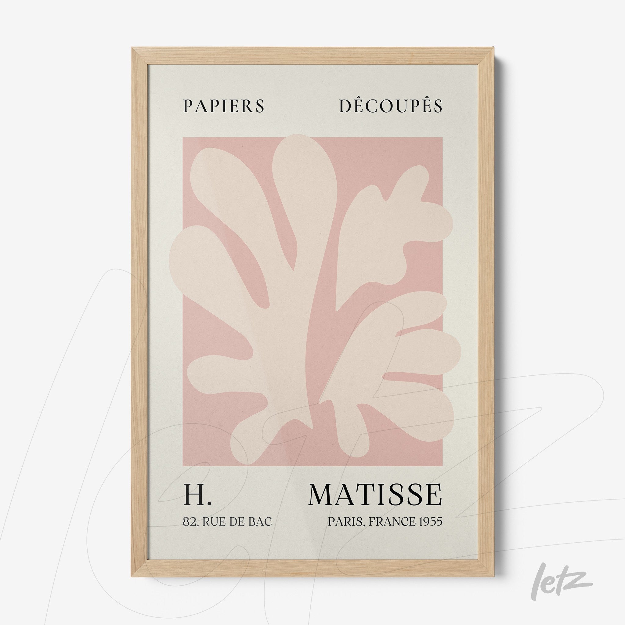 quadro com arte moderna em contraste suave, apresentando formas orgânicas em fundo rosa claro, moldura de madeira clara