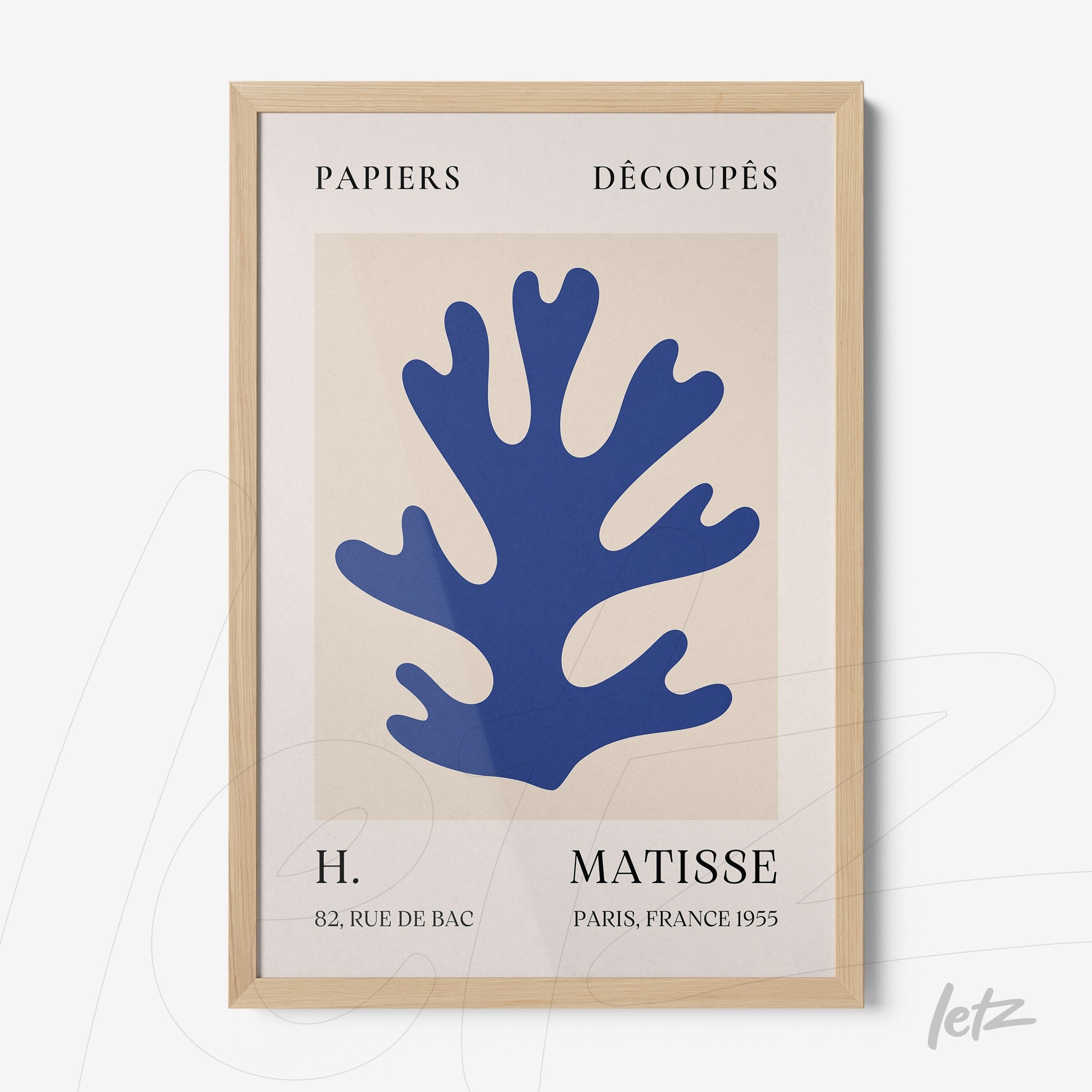 quadro decorativo com silhueta de coral azul em fundo neutro, moldura de madeira clara