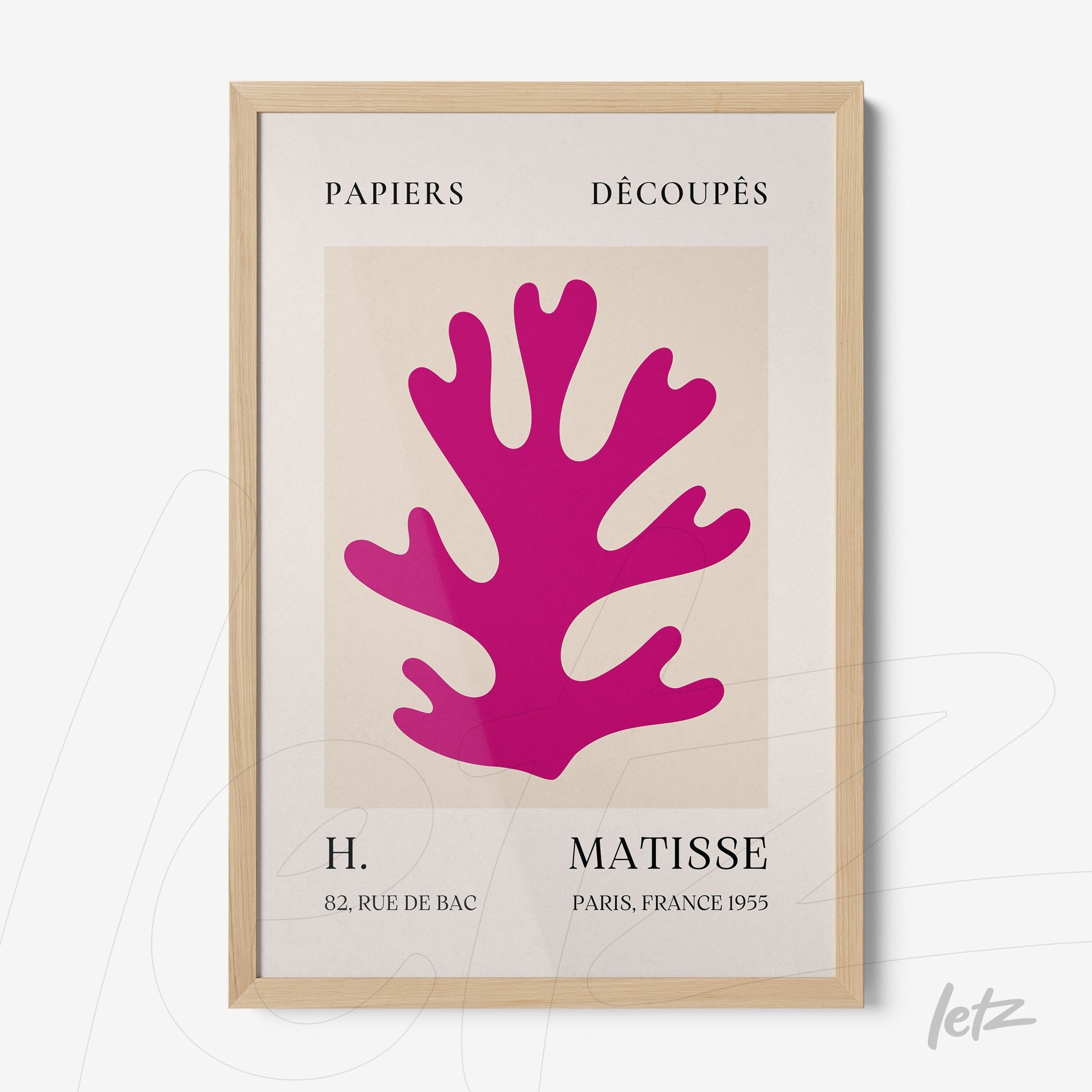 quadro em moldura clara com arte em papel recortado de forma coral na cor rosa