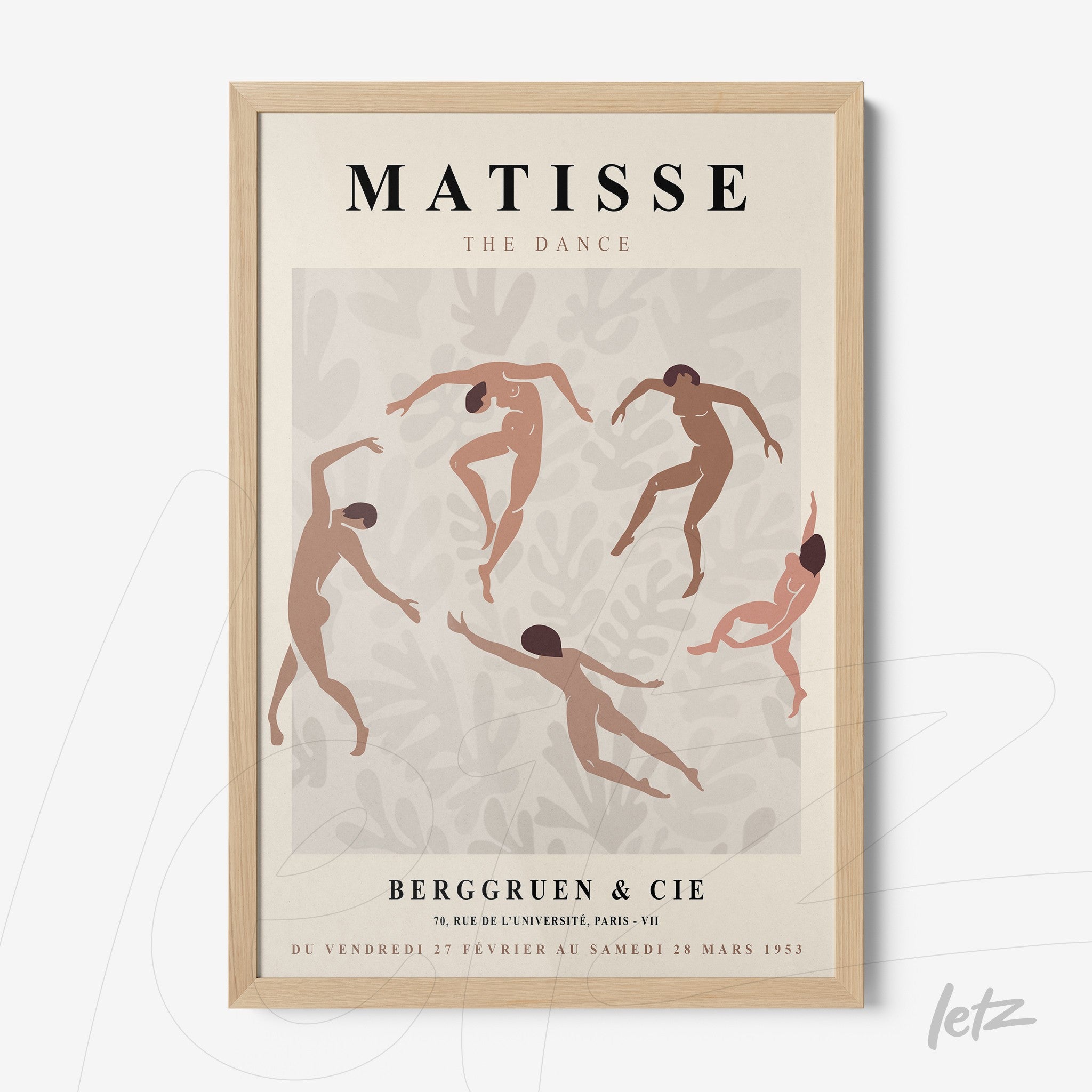 quadro com arte estilizada de figuras dançantes em fundo claro, moldura de madeira clara