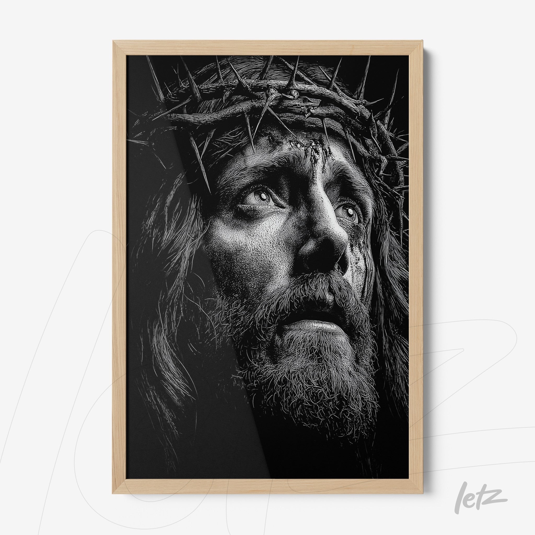 quadro com retrato em preto e branco de figura masculina com coroa de espinhos em moldura de madeira clara