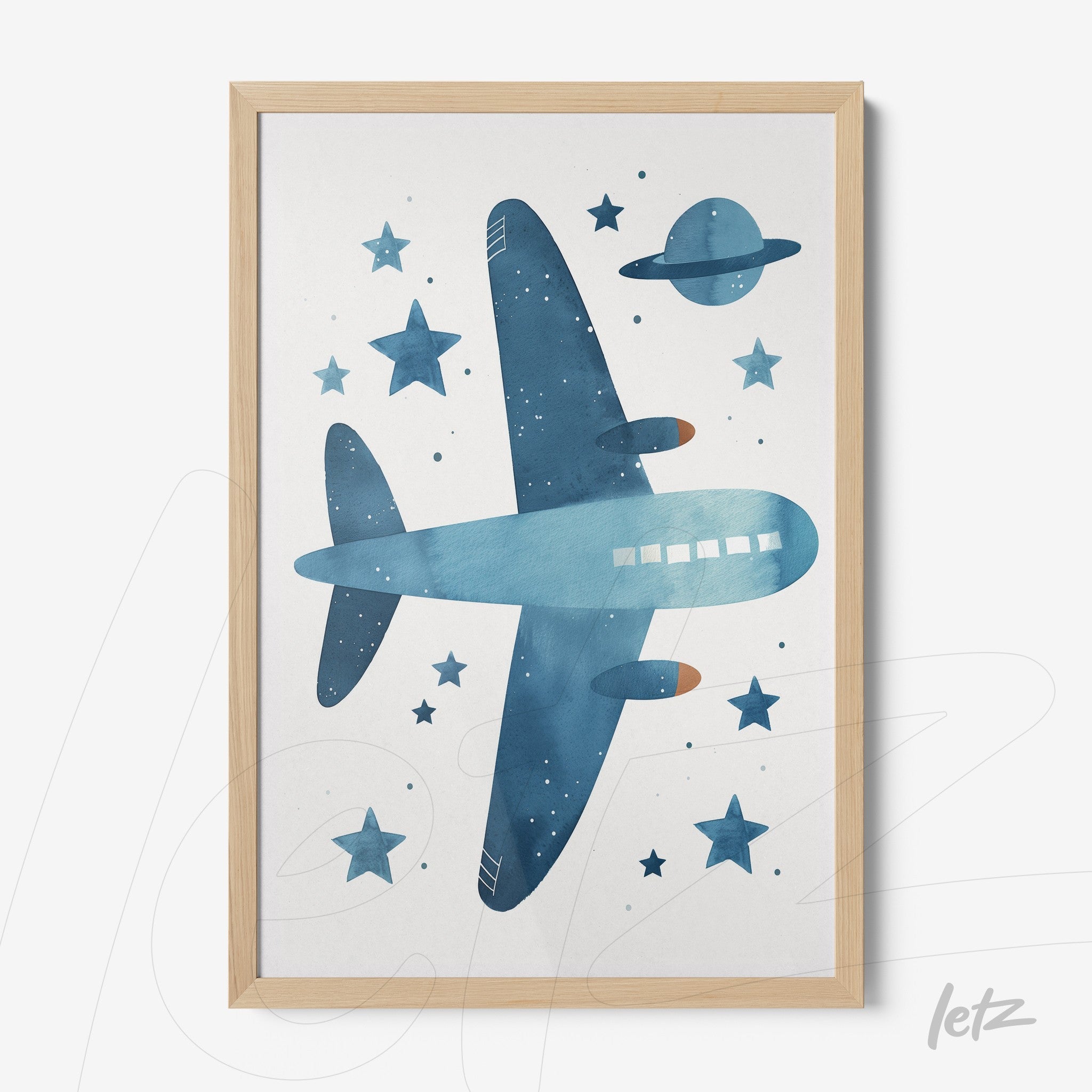 quadro decorativo com ilustração de avião azul e estrelas, em moldura de madeira clara