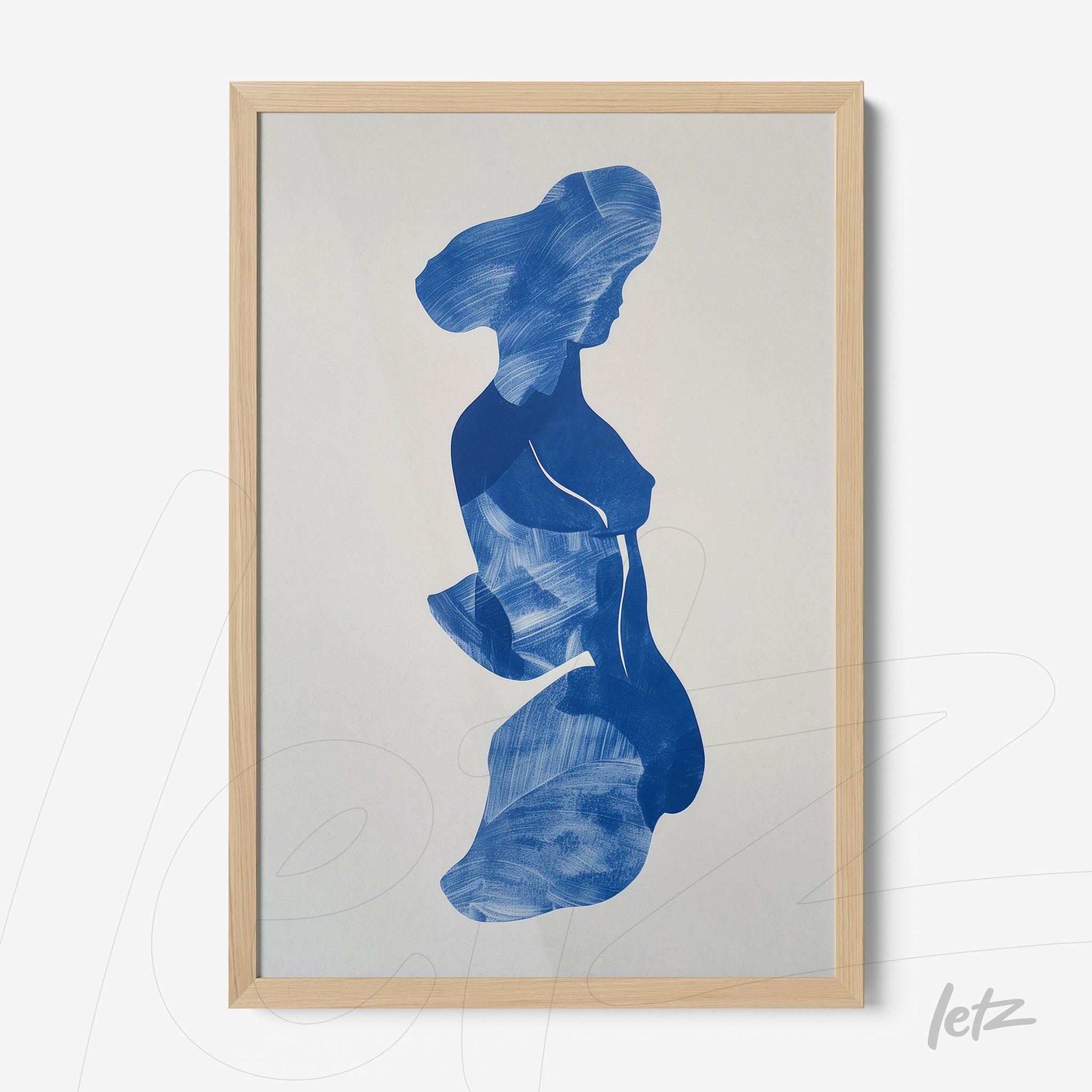 quadro com ilustração abstrata de figura feminina em azul sobre fundo claro, moldura em madeira clara
