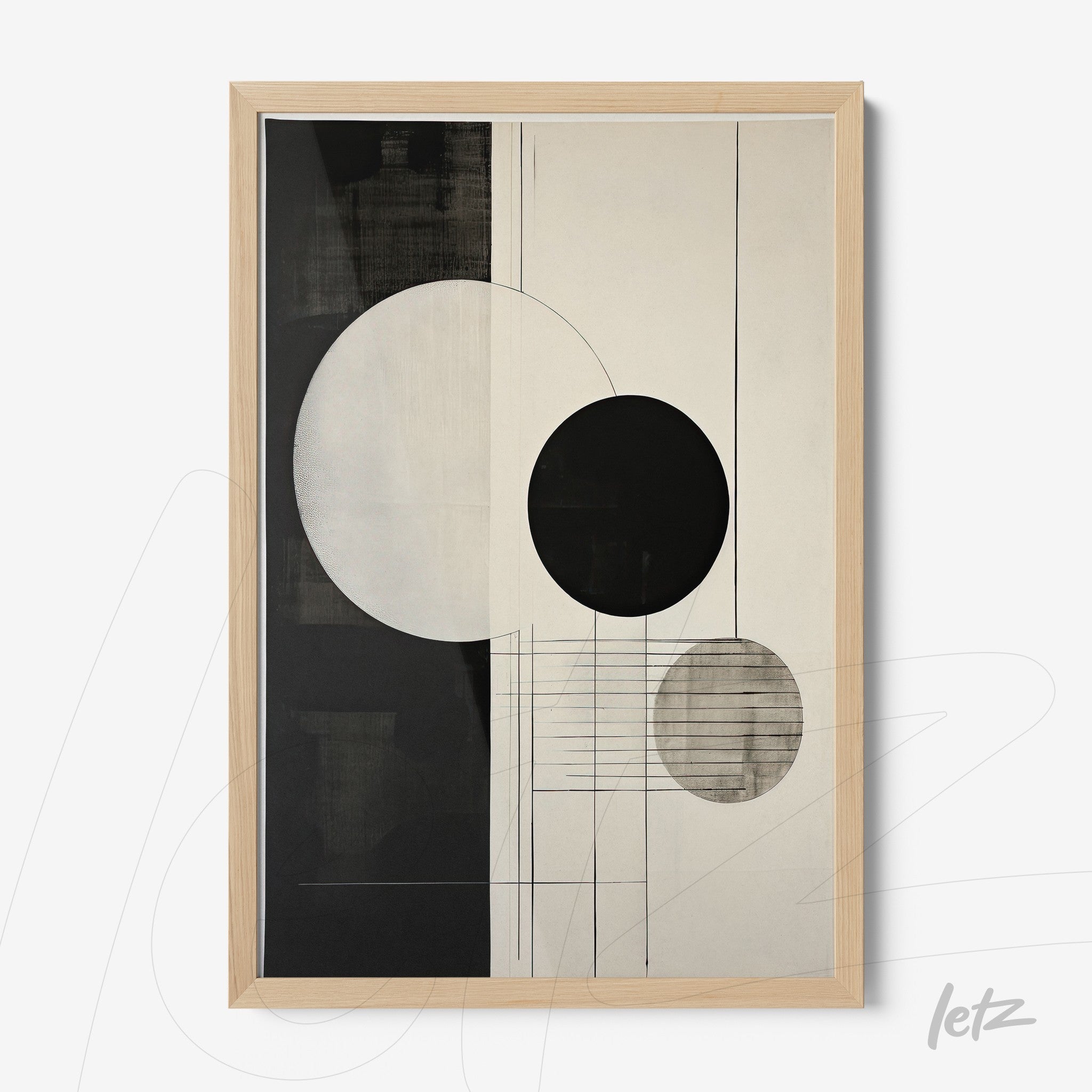 quadro com arte abstrata em tons de preto e creme com círculos sobre fundo liso, moldura de madeira clara