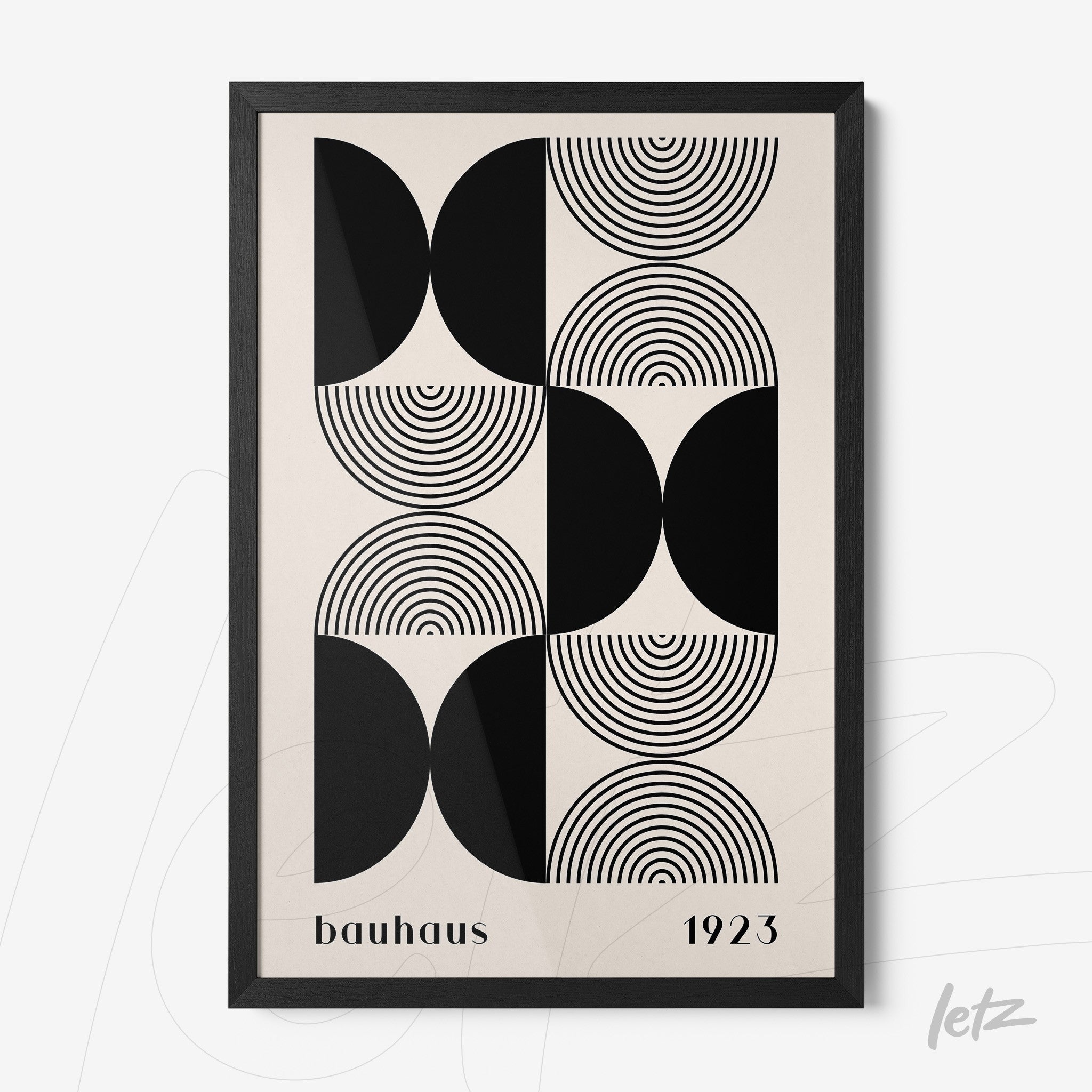 pôster com ilustração geométrica em preto e branco inspirado no estilo bauhaus, com moldura preta simples