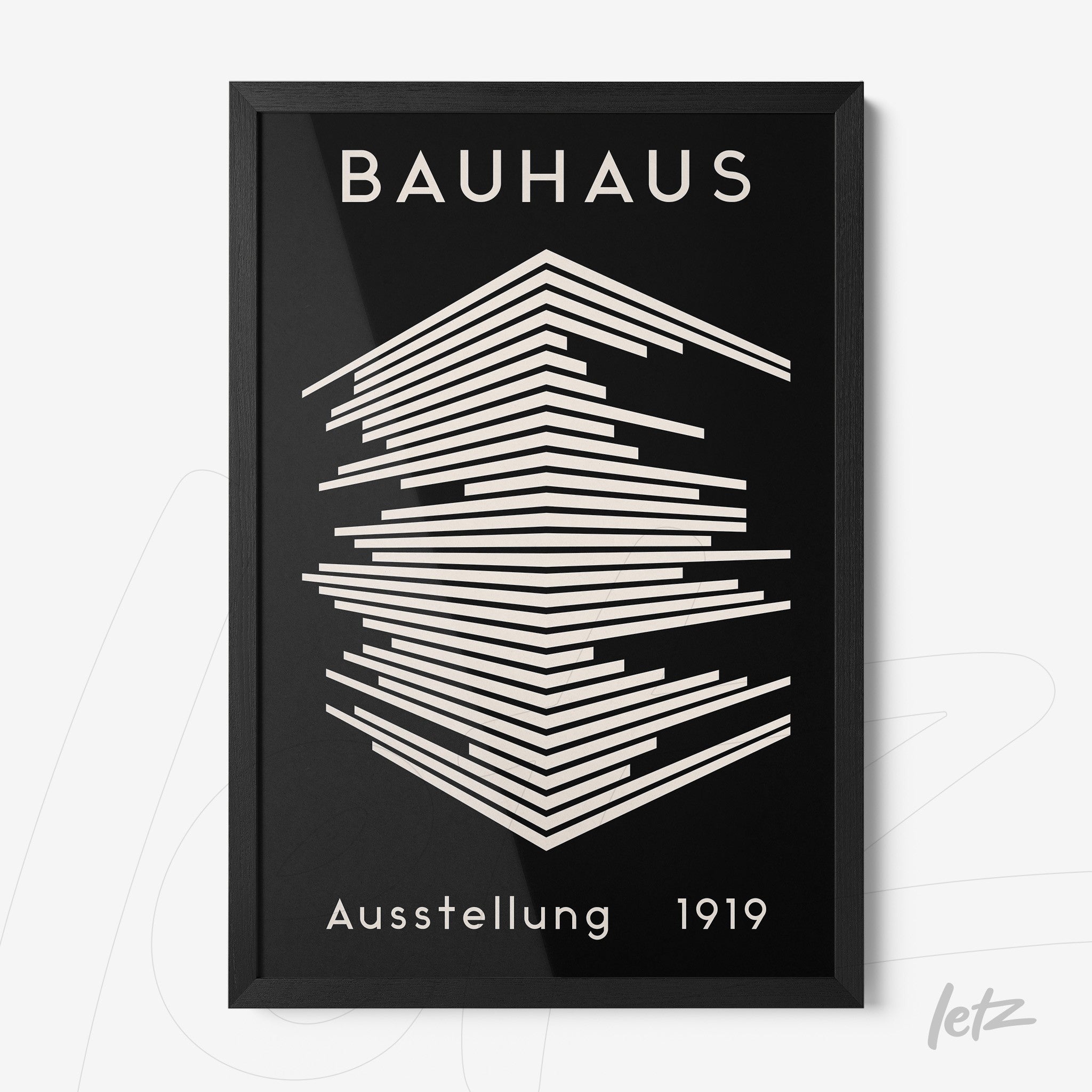 quadro em preto e branco com a inscrição bauhaus ausstellung 1919 em moldura preta