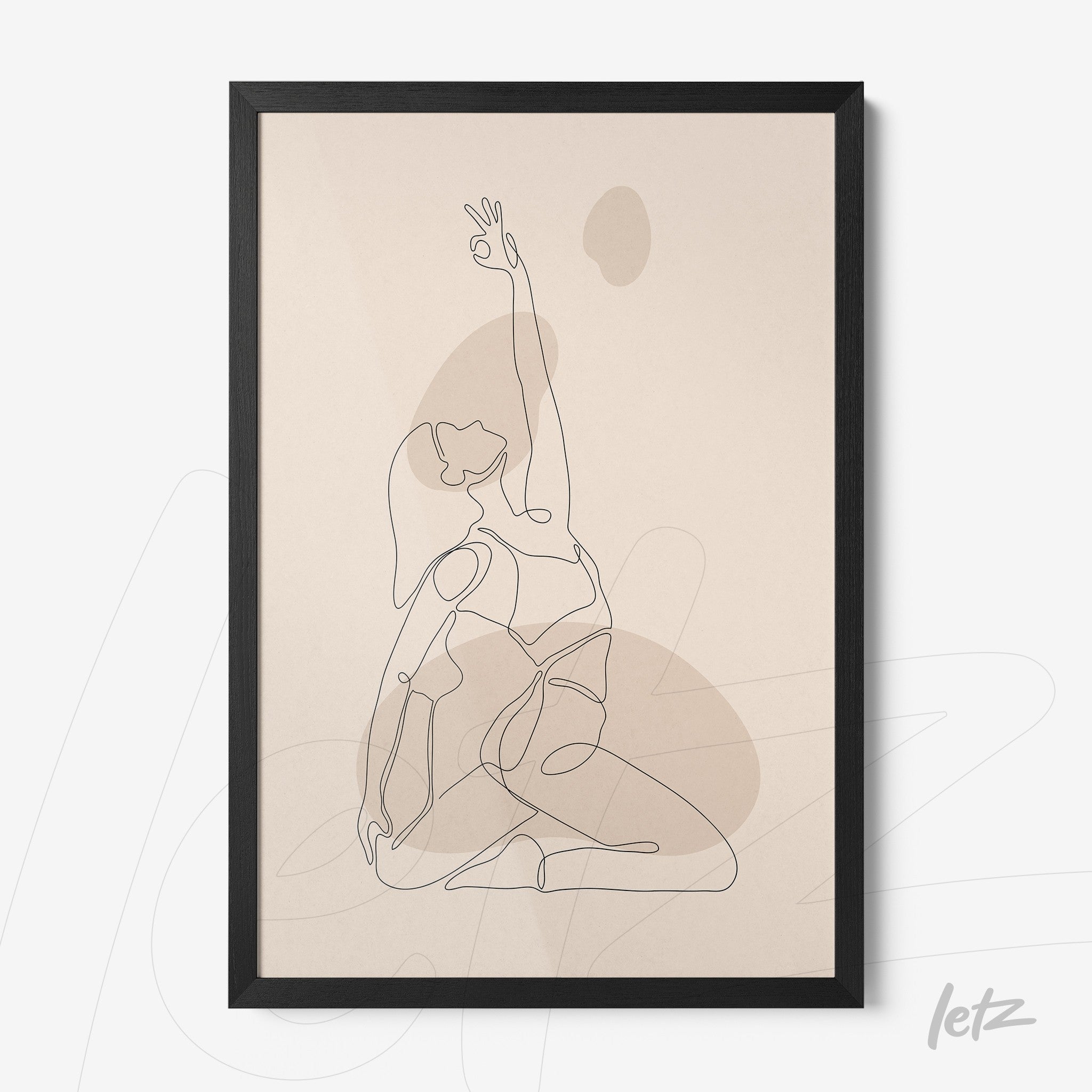 quadro com arte de linha minimalista mostrando figura feminina em posição de ioga com moldura preta sobre fundo bege