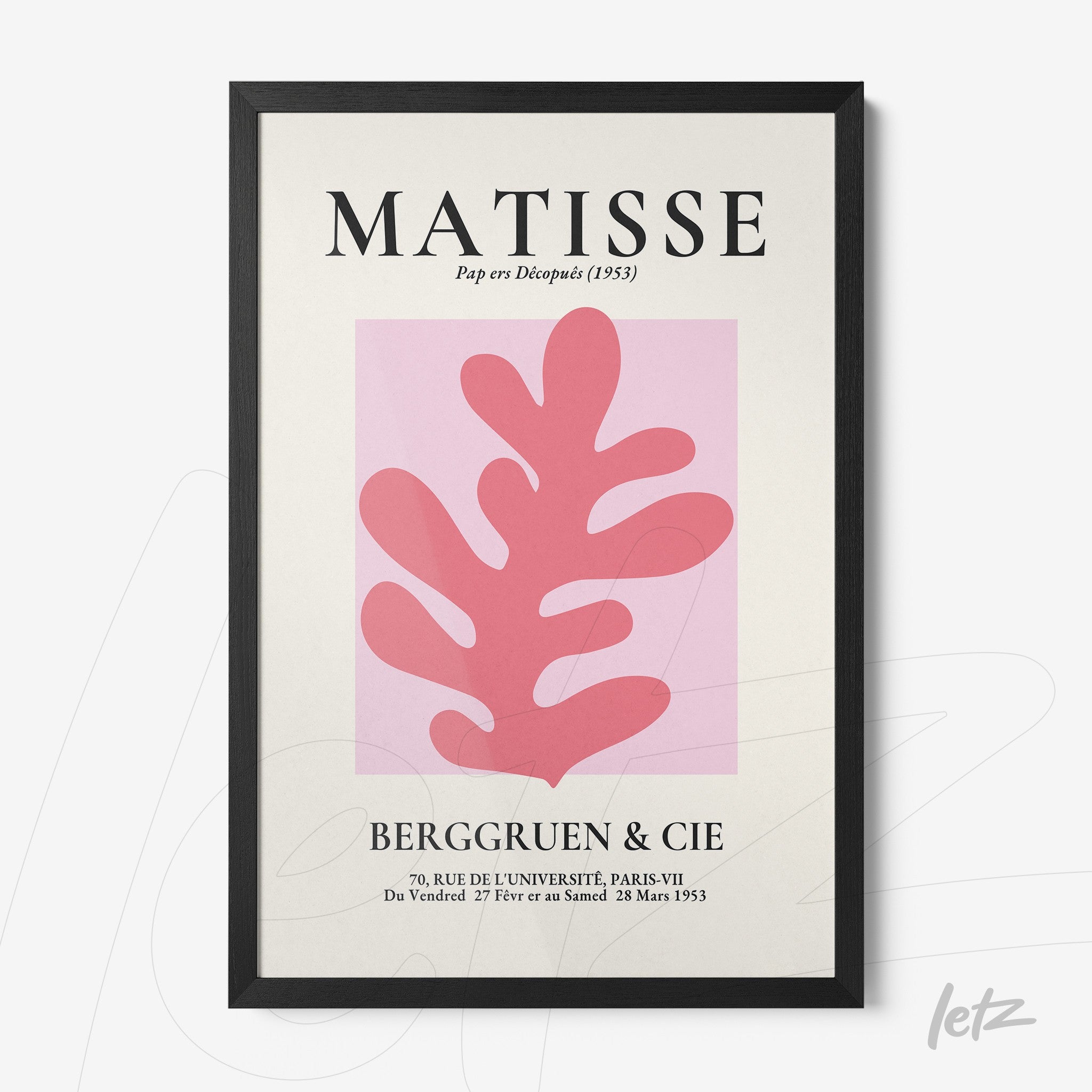 quadro com arte em estilo moderno, apresentando folhas em tons de rosa sobre fundo claro, moldura preta