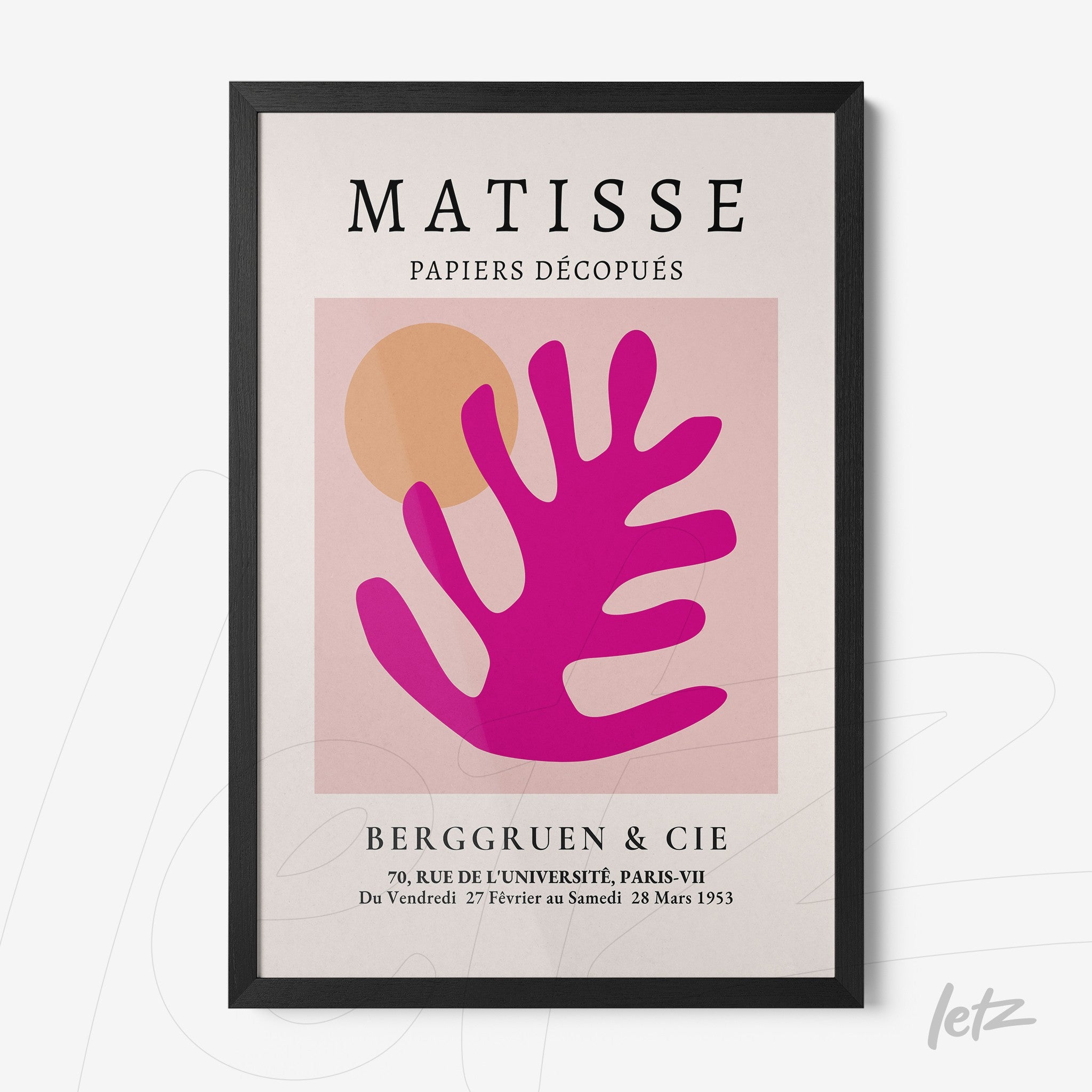 quadro decorativo com arte abstrata de folha em tom rosa e fundo claro, moldura preta