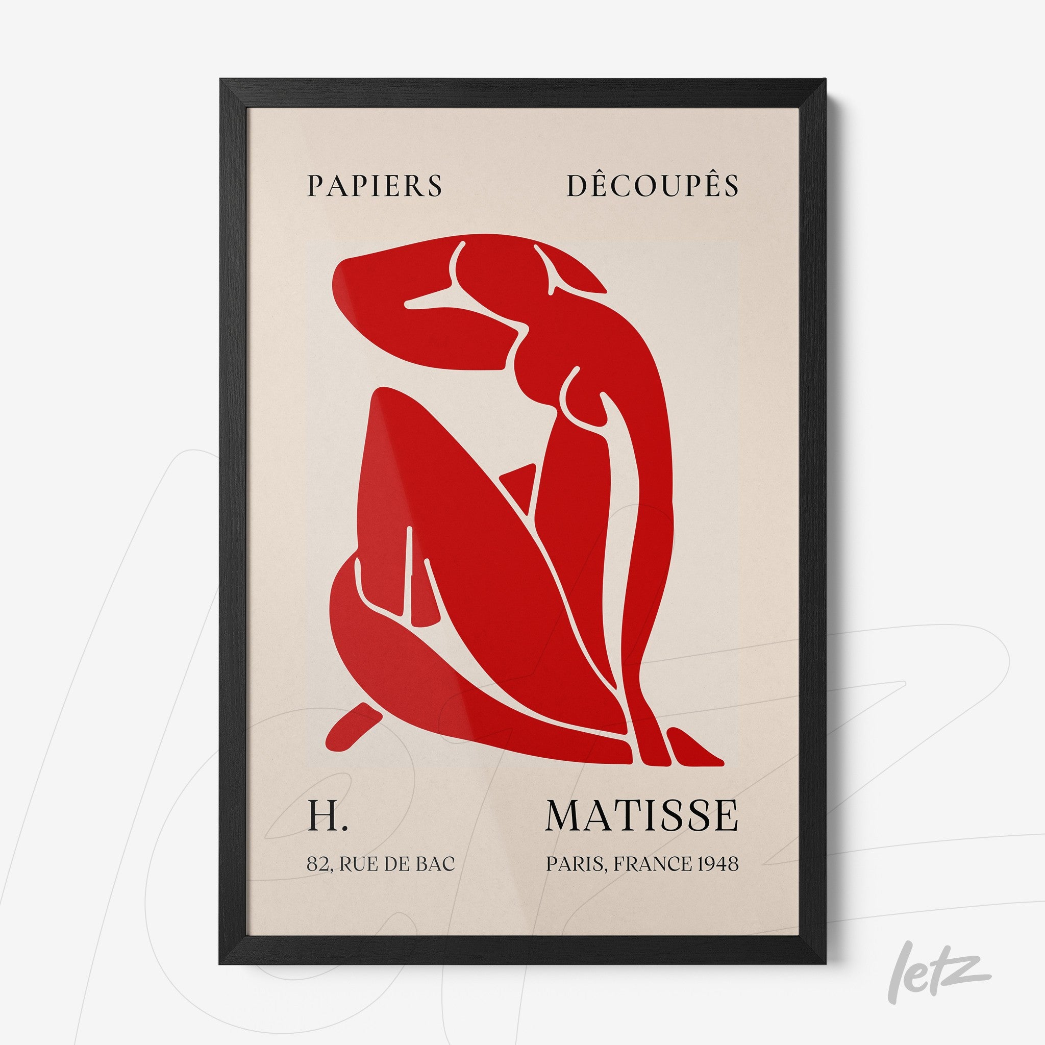 quadro com arte moderna de figura feminina em recortes vermelhos sobre fundo cremoso com moldura preta