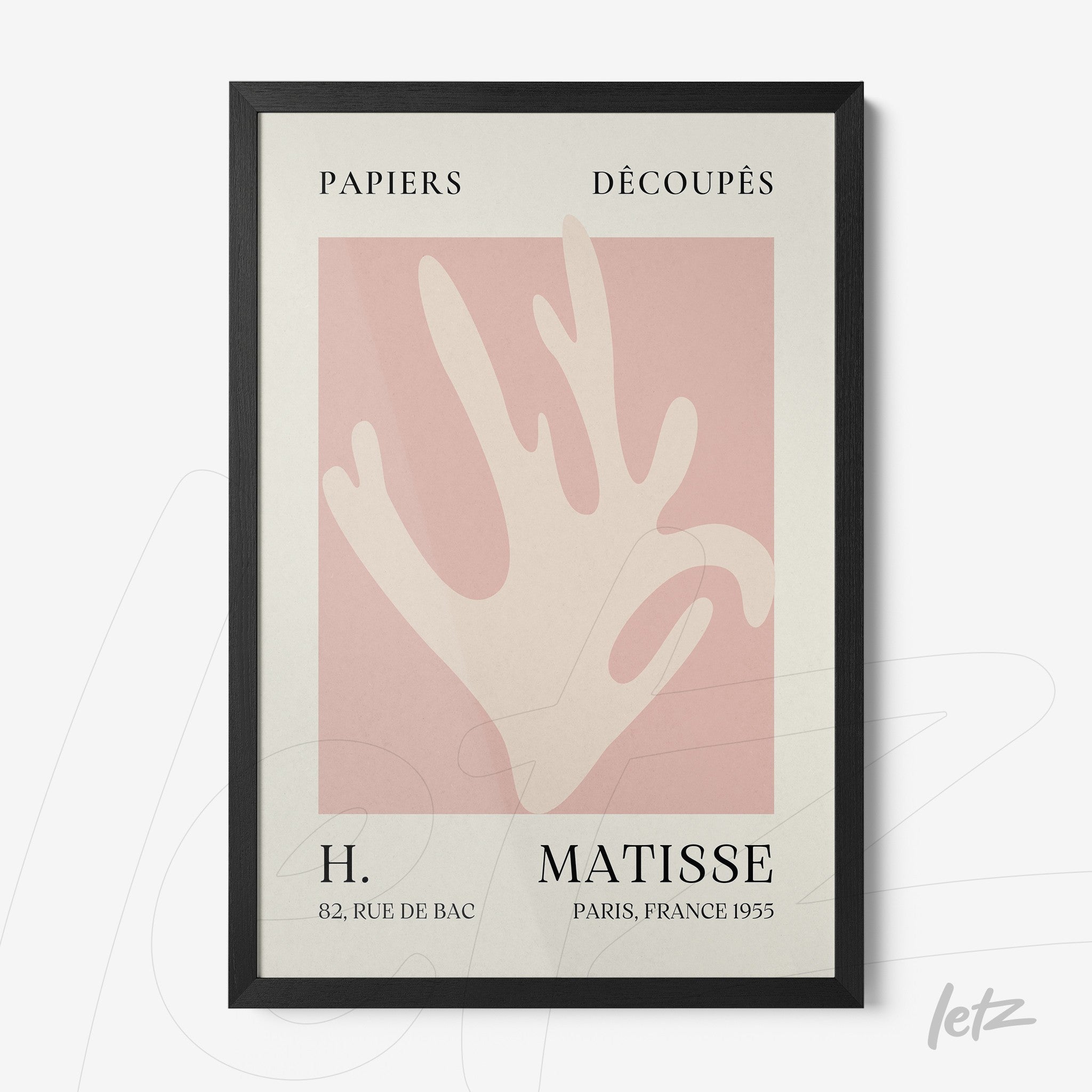 quadro com arte abstrata de mão em fundo rosa claro, moldura preta elegante com texto em francês