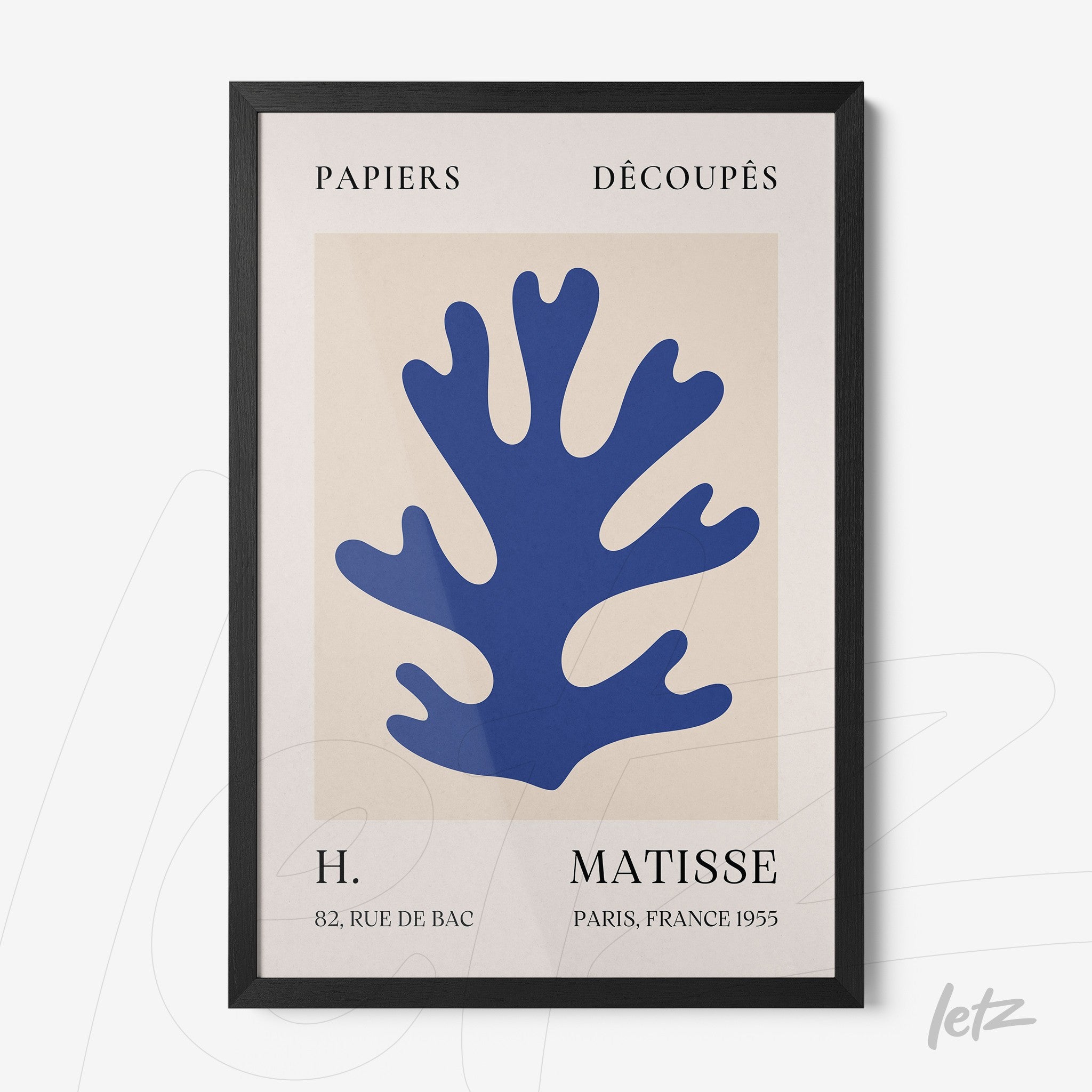 quadro com arte moderna de um coral em azul sobre fundo claro, moldura preta elegante