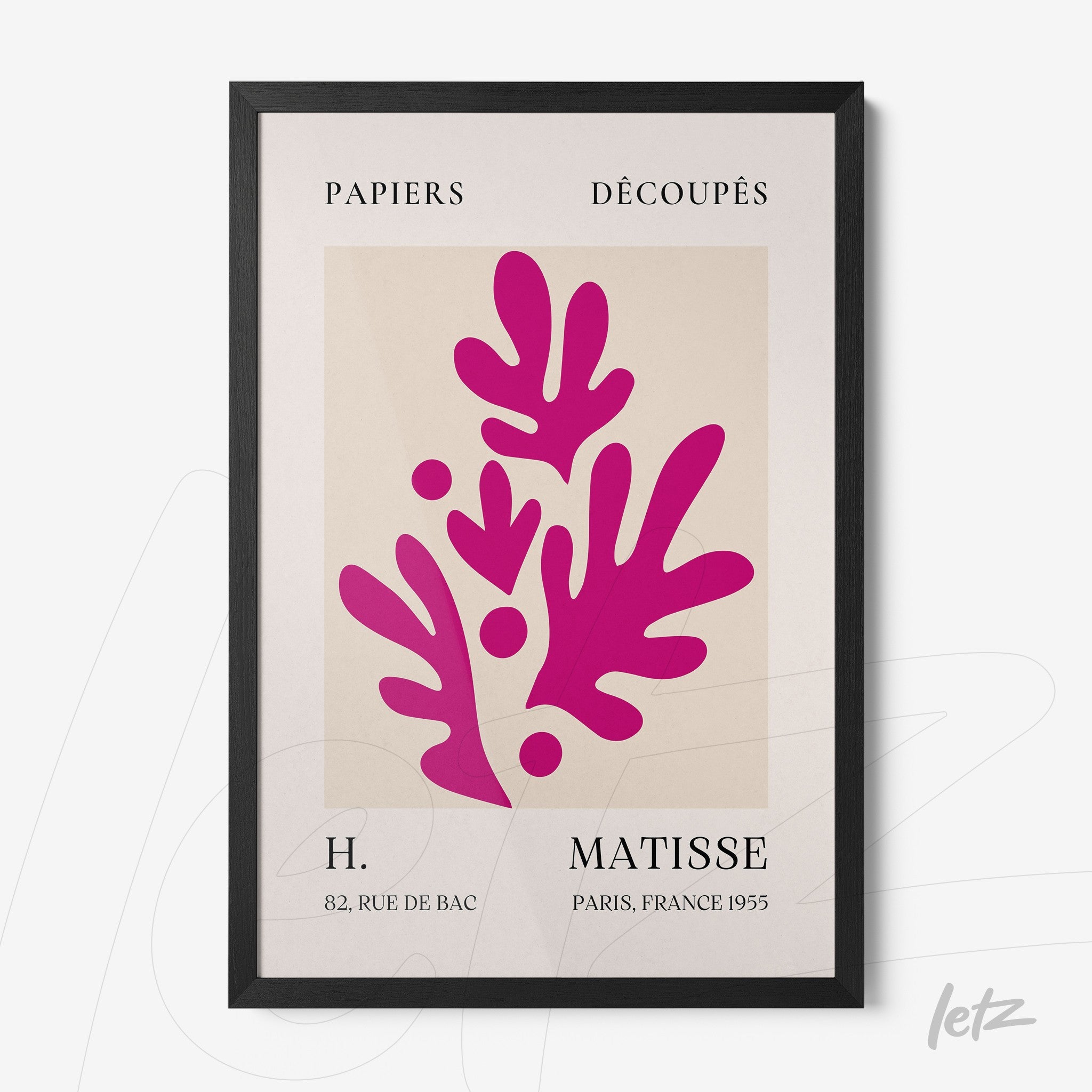 quadro com arte moderna em moldura preta contendo formas abstratas em rosa sobre fundo claro com tipografia