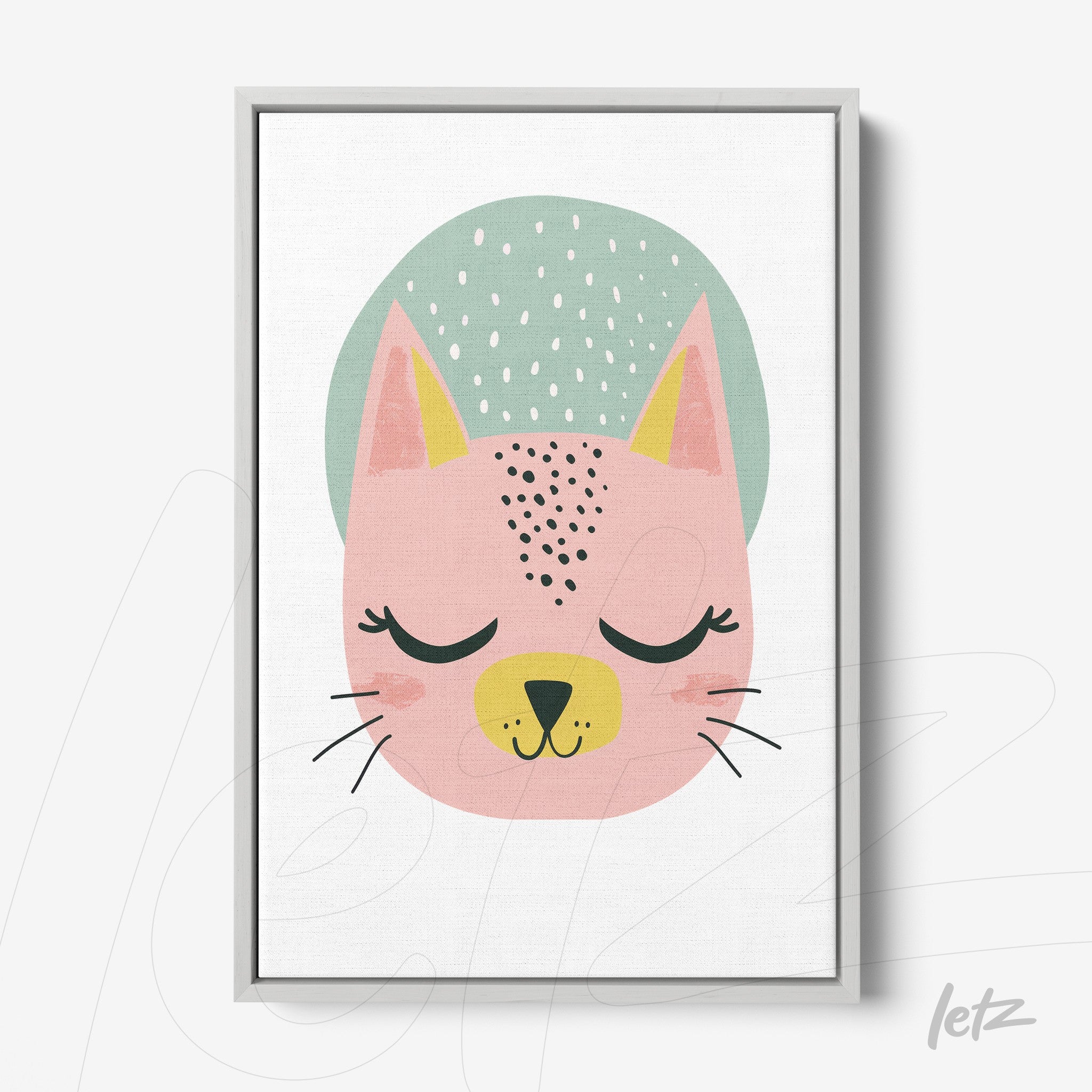 quadro com ilustração de gato cor-de-rosa com olhos fechados e chapéu verde em moldura cinza clara