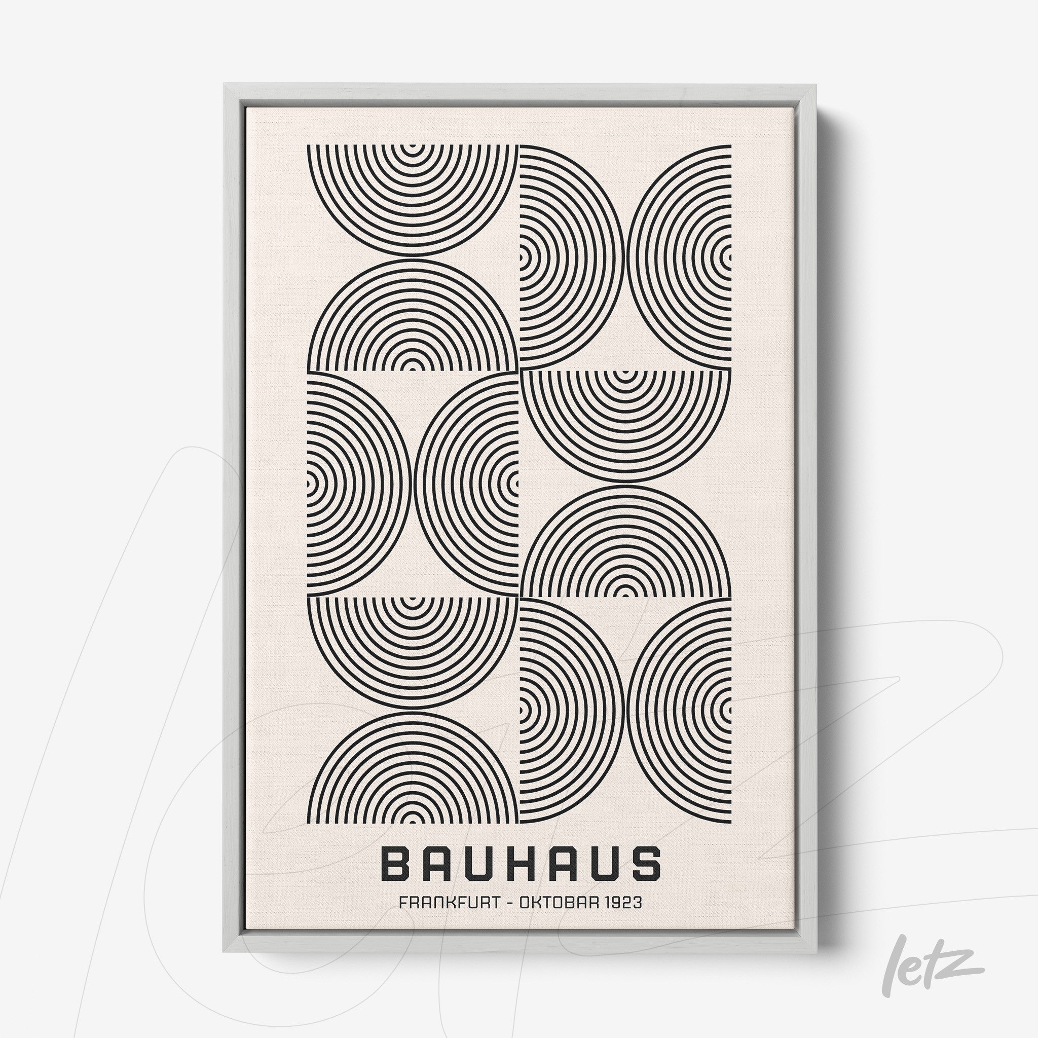 poster moderno estilo Bauhaus com círculos concêntricos em preto sobre fundo claro, exibido em moldura fina cinza