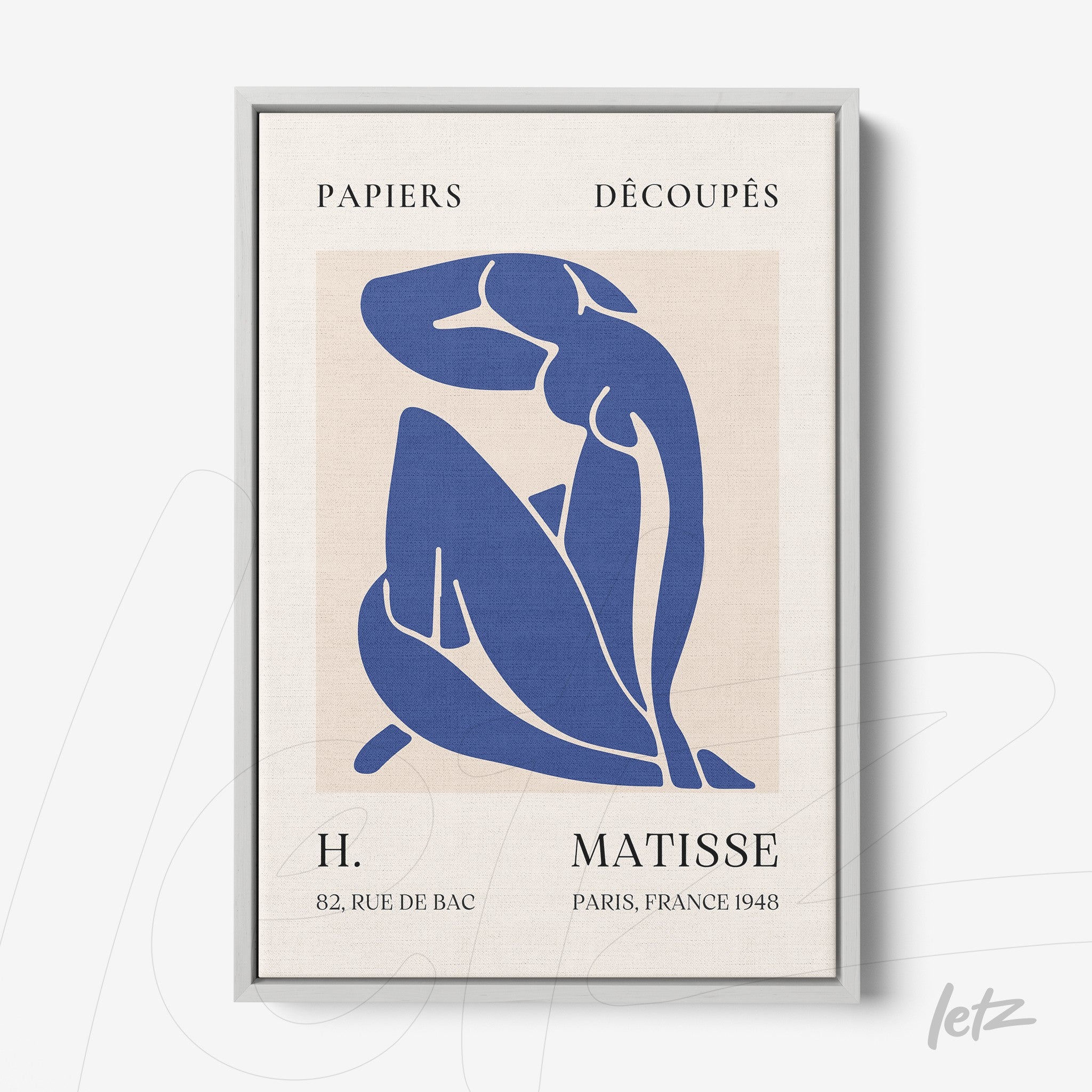 quadro com arte em colagem de figura humana em azul com fundo neutro e moldura cinza clara