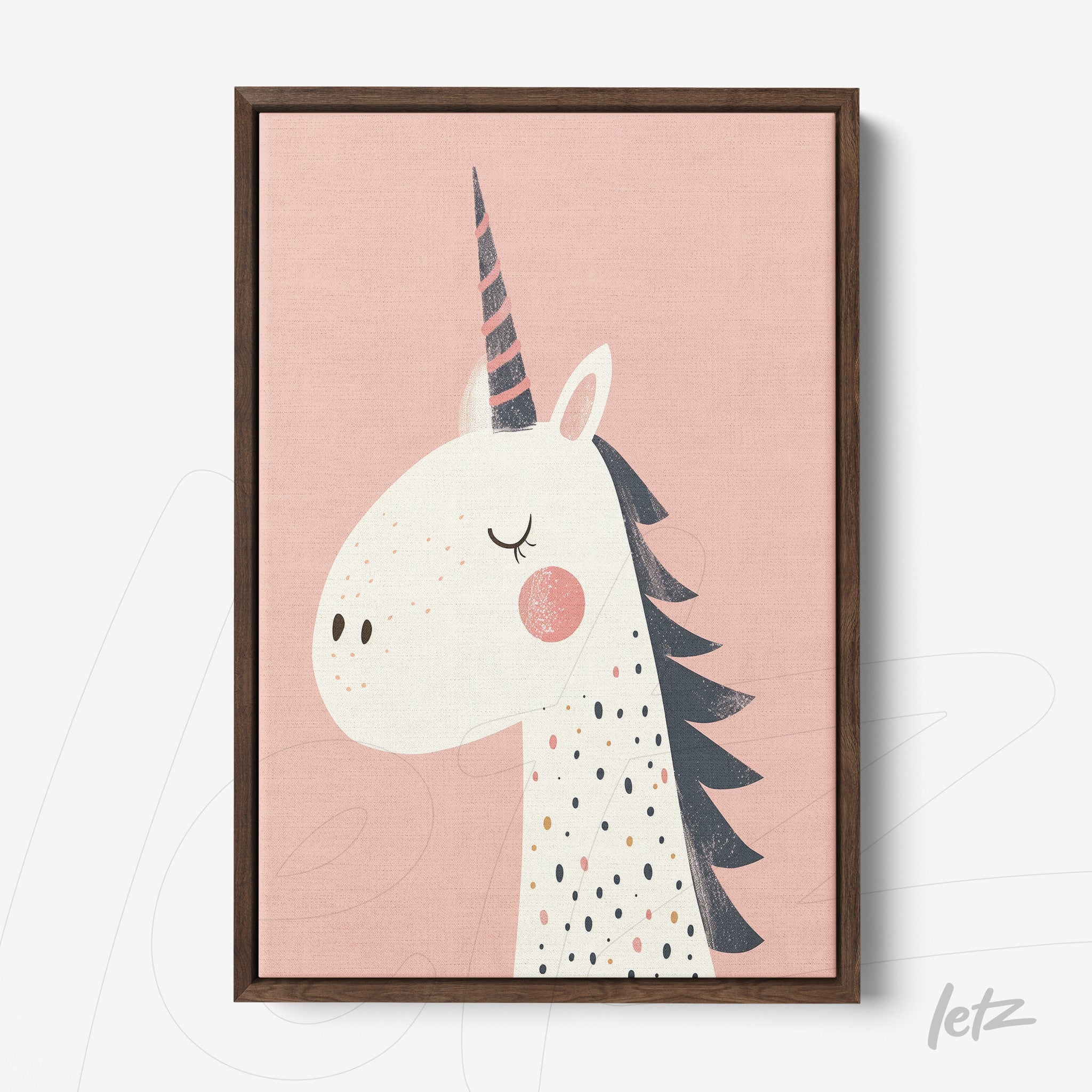 quadro com ilustração de unicórnio em fundo rosa com moldura de madeira escura