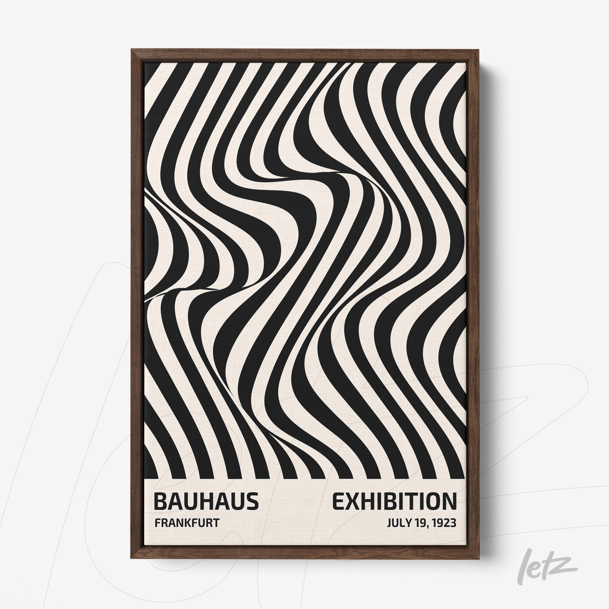 quadro com impressão estilo op art em tons preto e branco com texto sobre a exposição Bauhaus em moldura de madeira escura