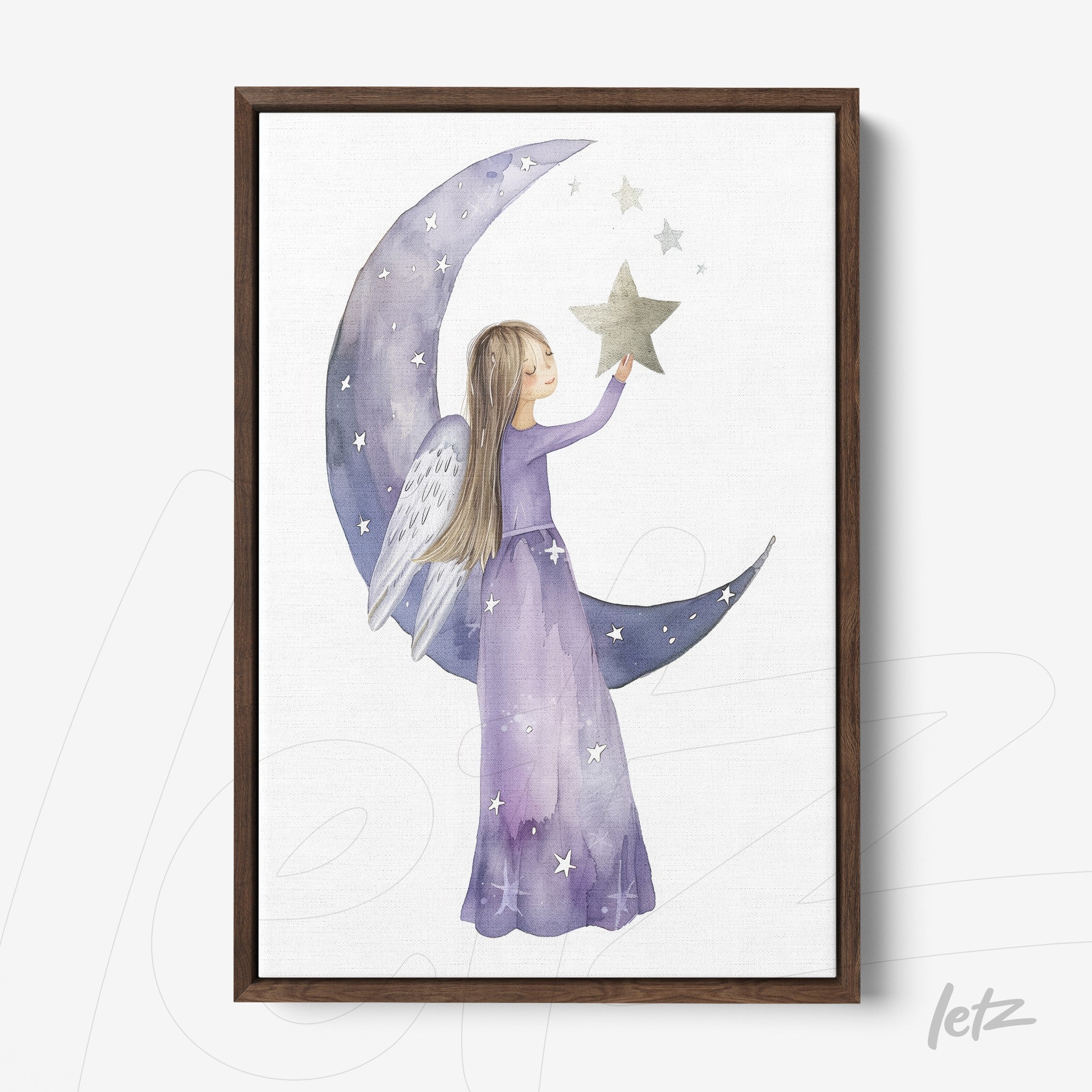 quadro com arte aquarelada de uma menina com asas de anjo segurando uma estrela em meio a uma lua crescente, com fundo claro e moldura de madeira escura