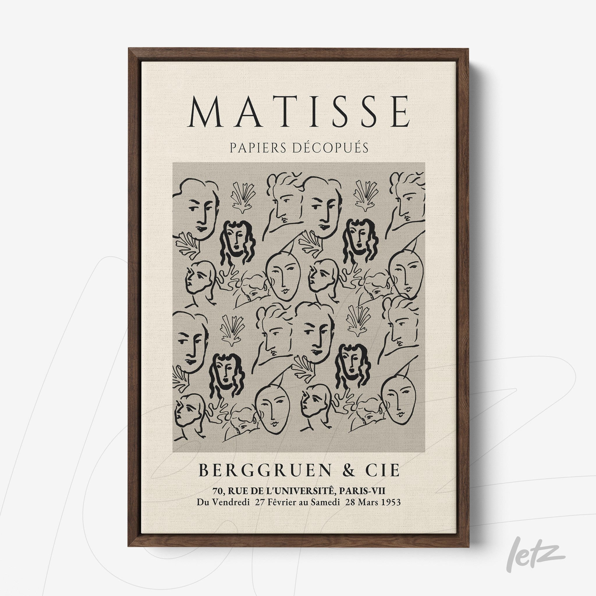 quadro com arte em estilo moderno de rostos em preto e branco com fundo claro, moldura de madeira escura