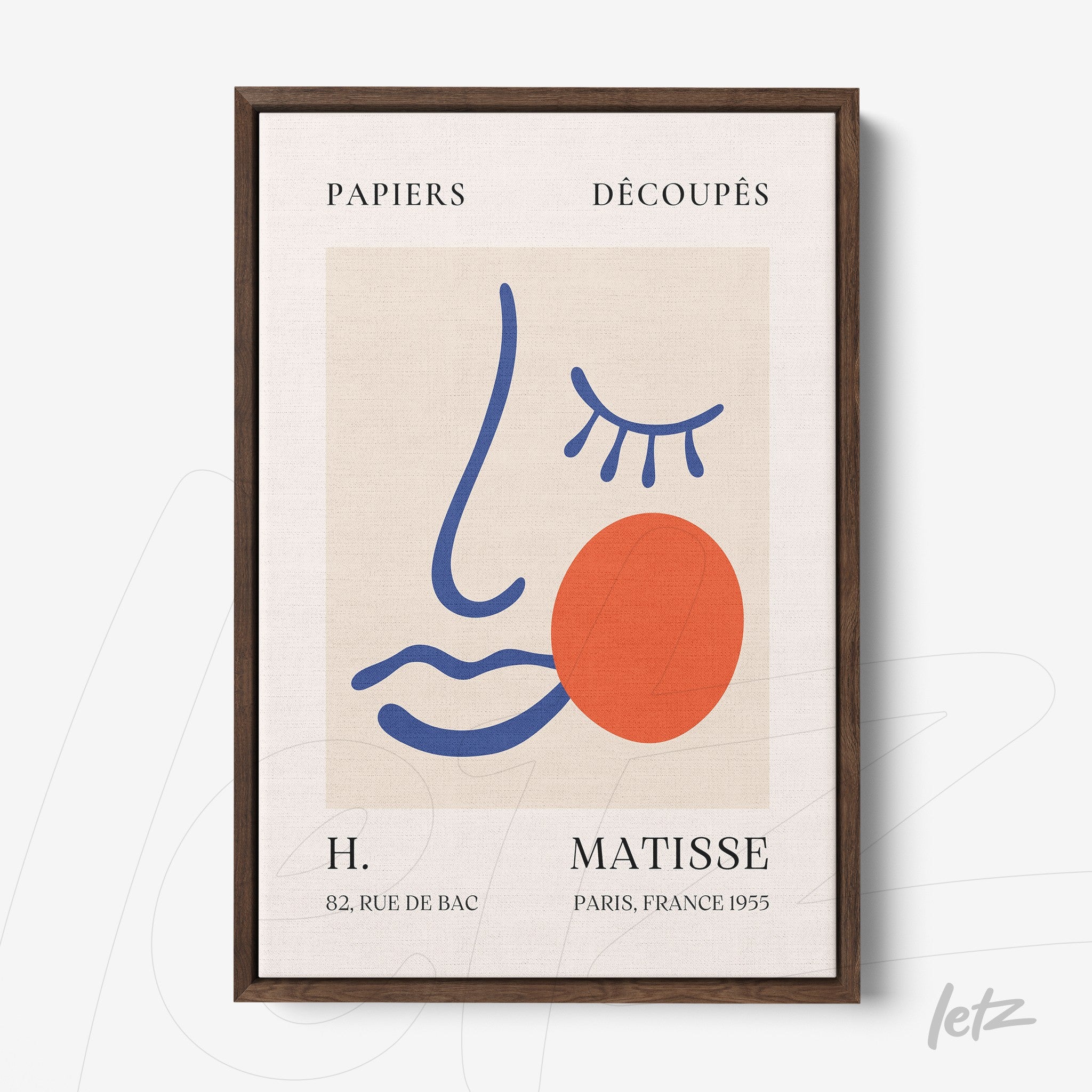 quadro com arte moderna de rosto estilizado em moldura marrom, apresentando cores vibrantes como azul e vermelho sobre fundo claro