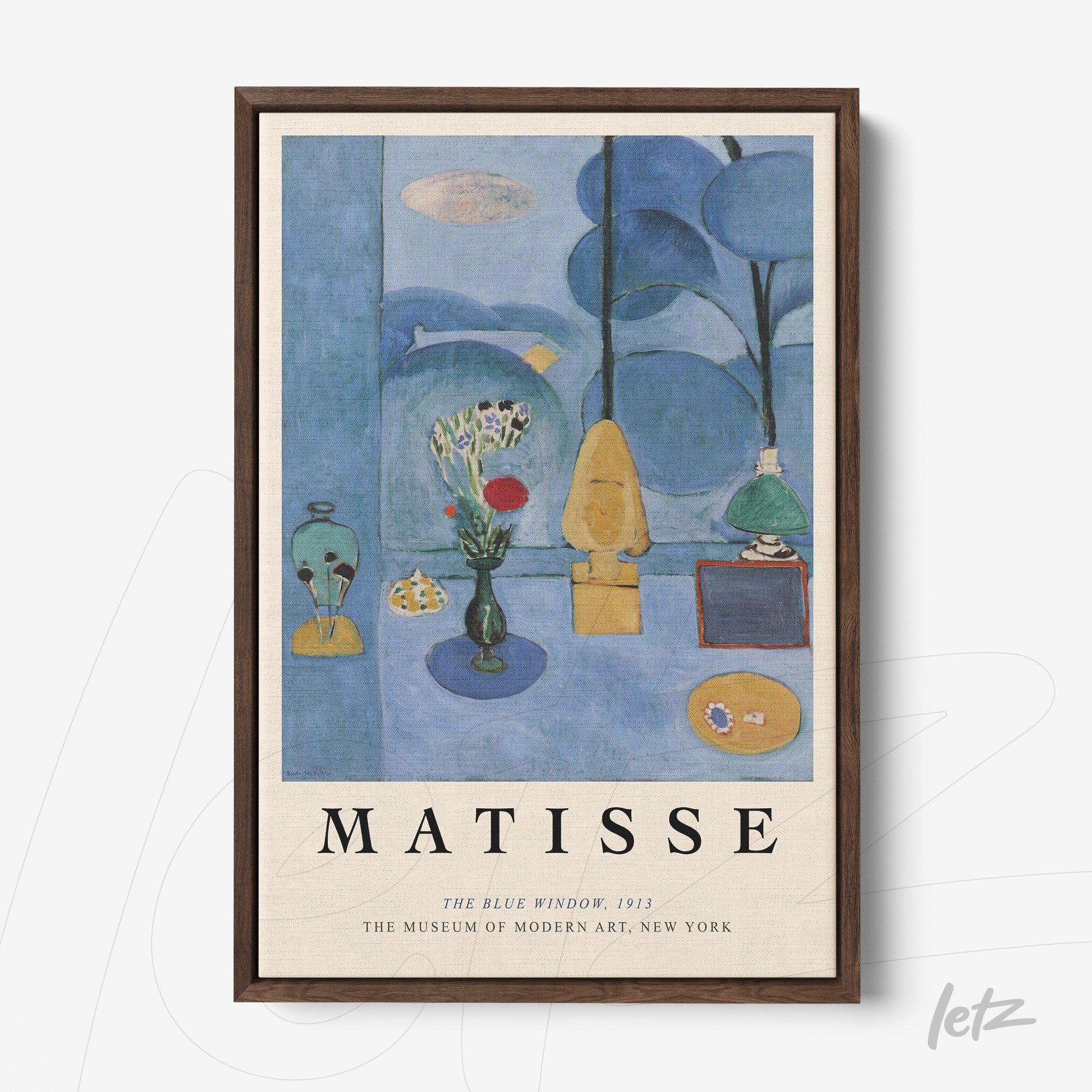 quadro com arte em estilo moderno de Matisse, apresentando uma janela azul e elementos decorativos em destaque, em moldura de madeira escura