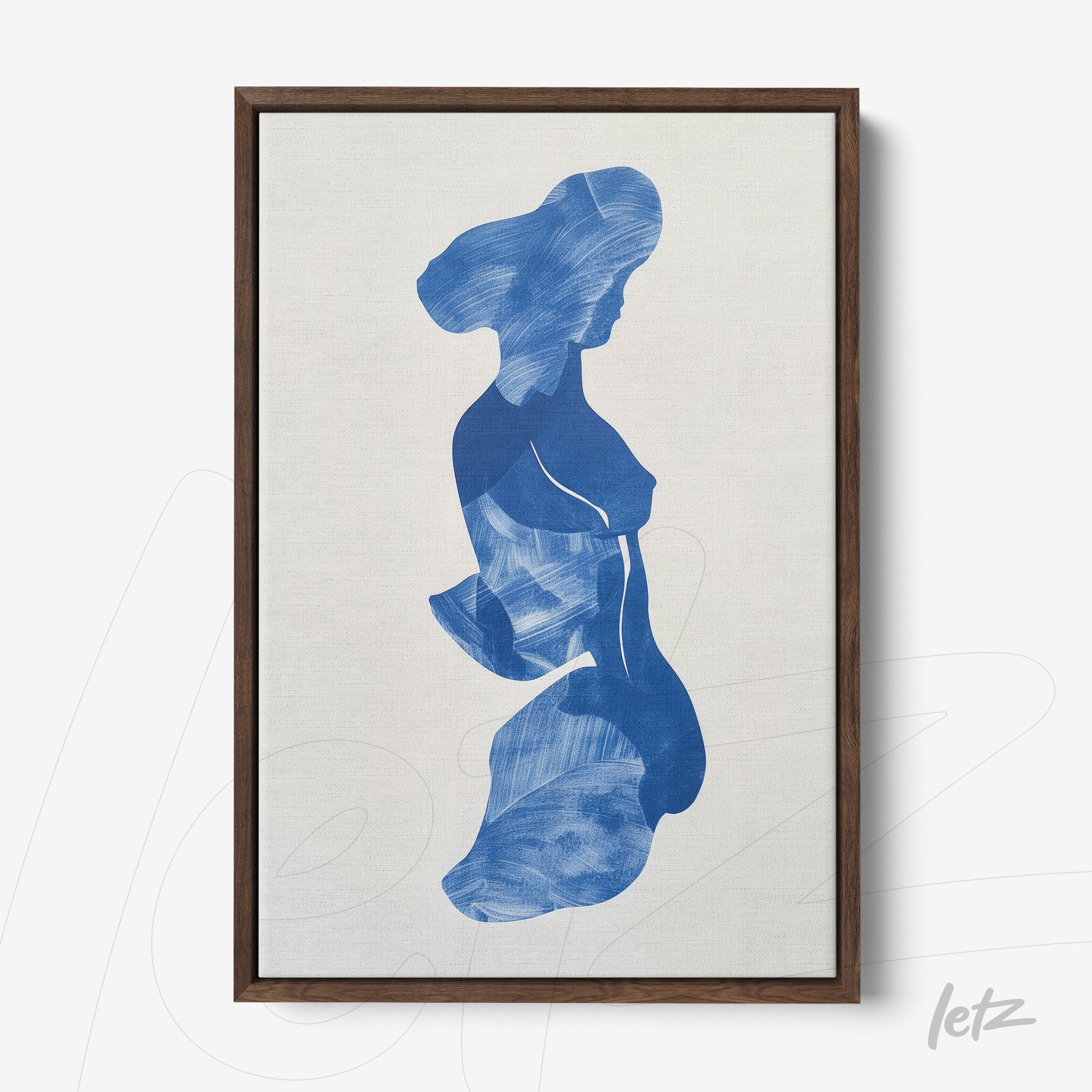 quadro com arte abstrata em azul de figura feminina em moldura de madeira escura