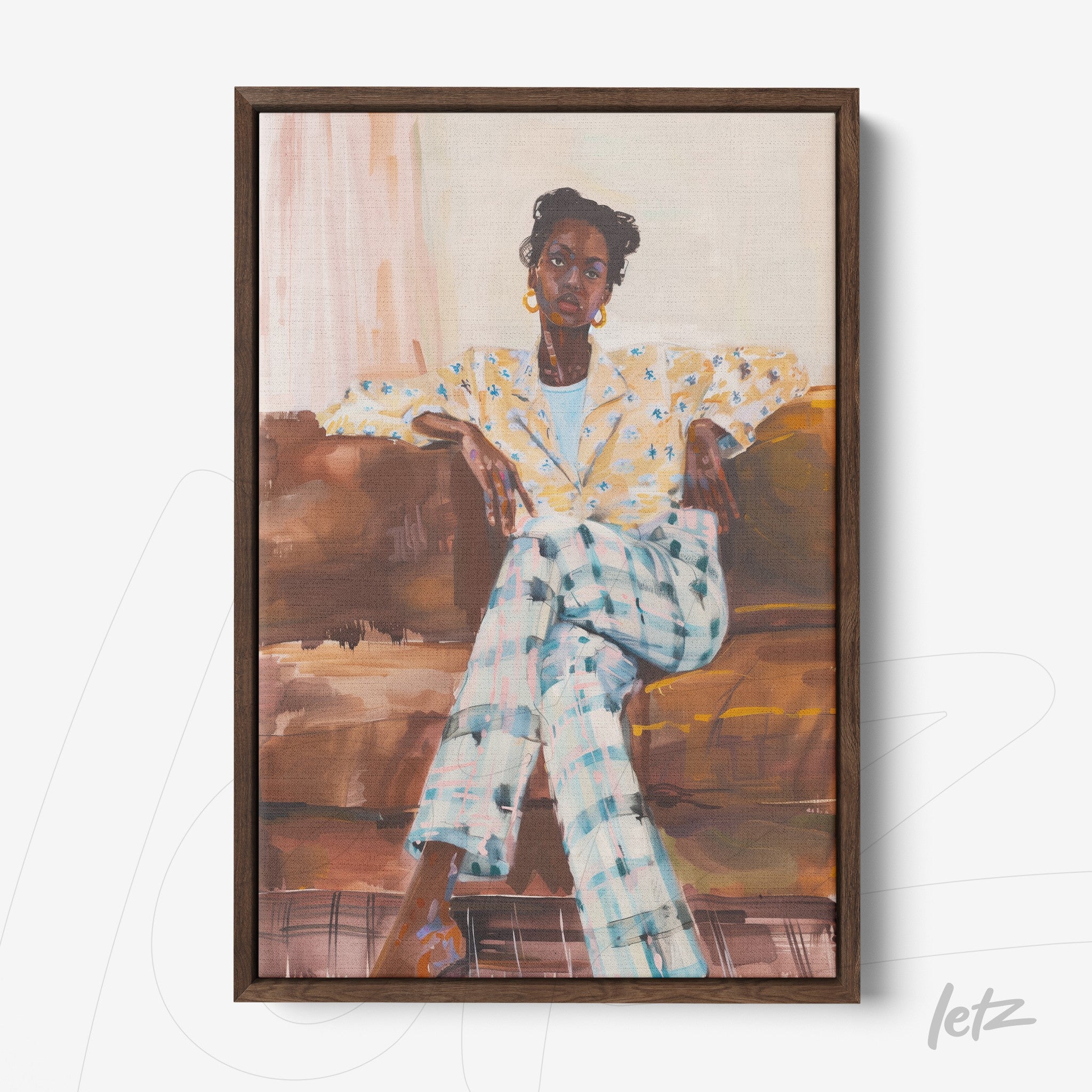 quadro com retrato estilizado de mulher sentada em sofá, vestindo blusa amarela com estampa floral e calças quadriculadas, moldura marrom escura