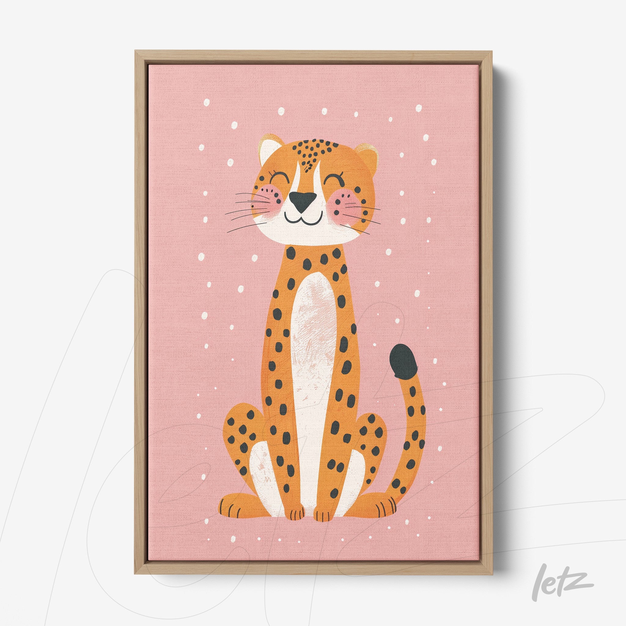 quadro com ilustração divertida de um leopardo sorridente em fundo rosa com moldura de madeira clara