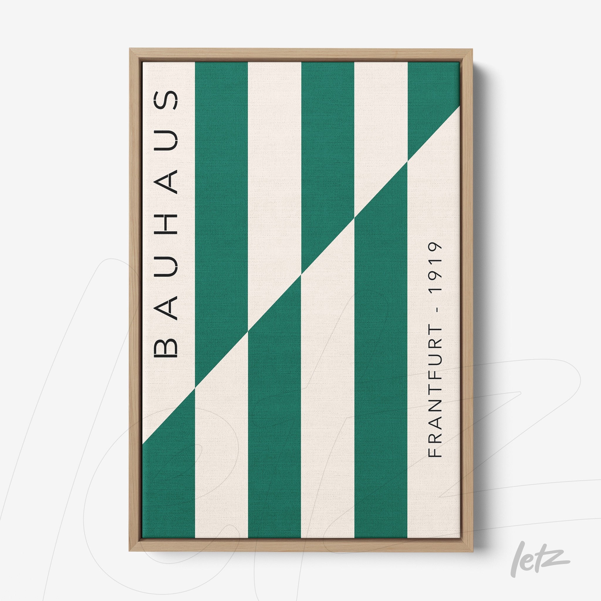 quadro estilo moderno com faixa diagonal verde e texto 'bauhaus' em moldura de madeira clara