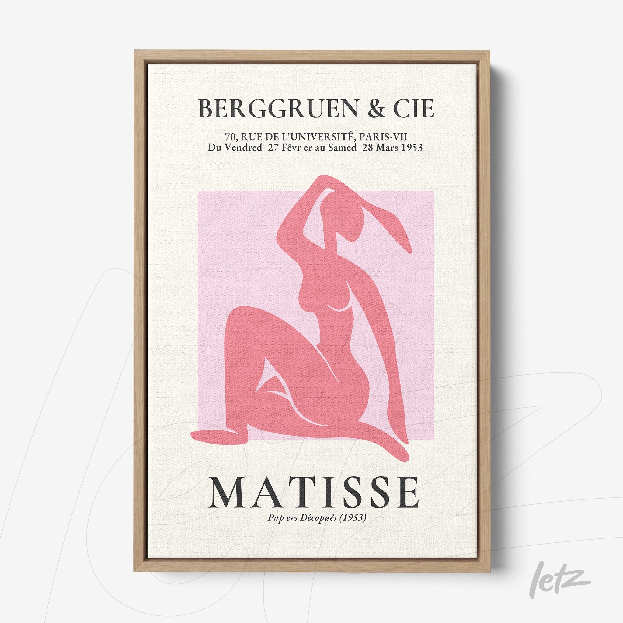 quadro com arte de figura feminina em estilo moderno, detalhamente em rosa e fundo rosa claro, apresentado em moldura de madeira clara