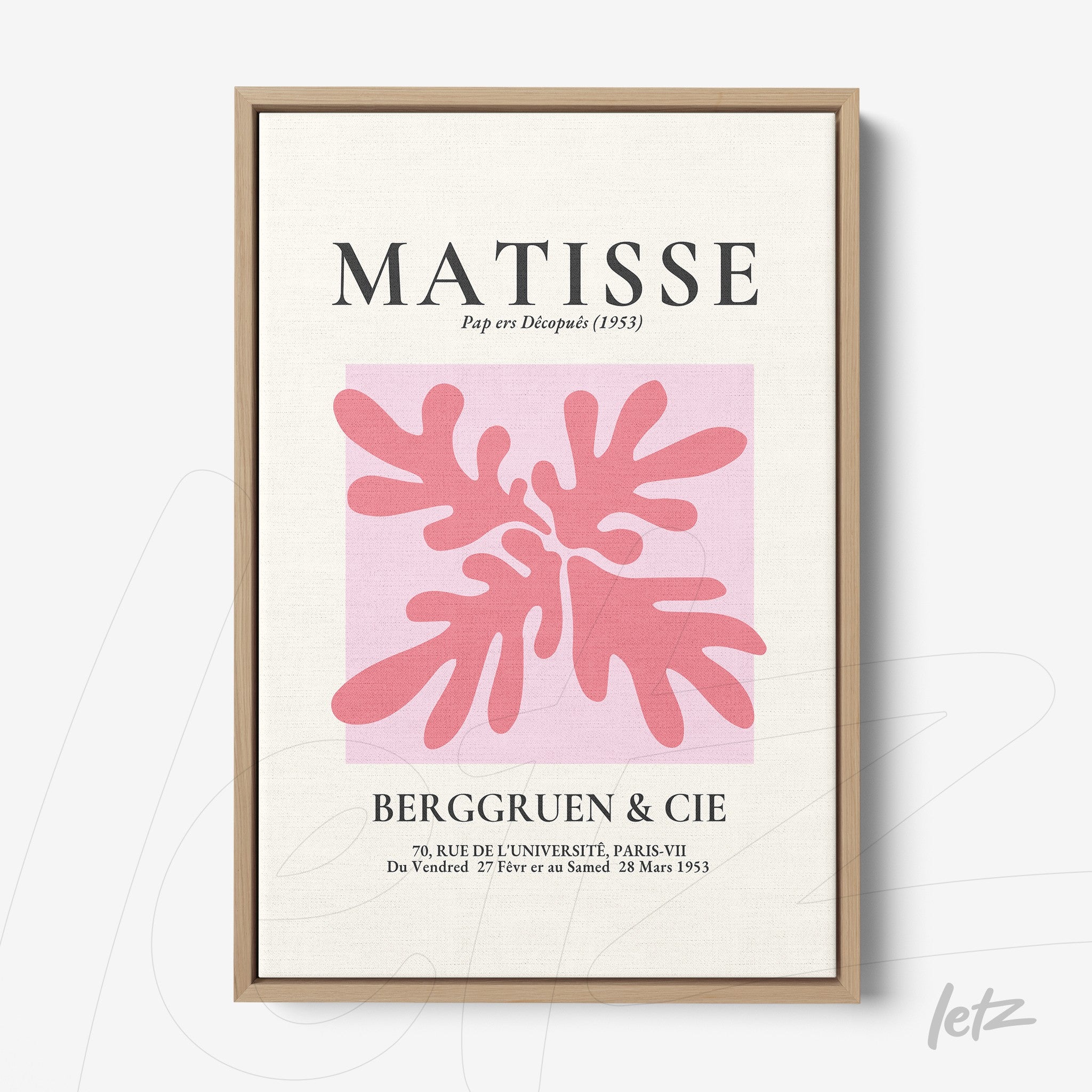 quadro com arte moderna de folhas em tons de rosa sobre fundo claro, com moldura de madeira clara