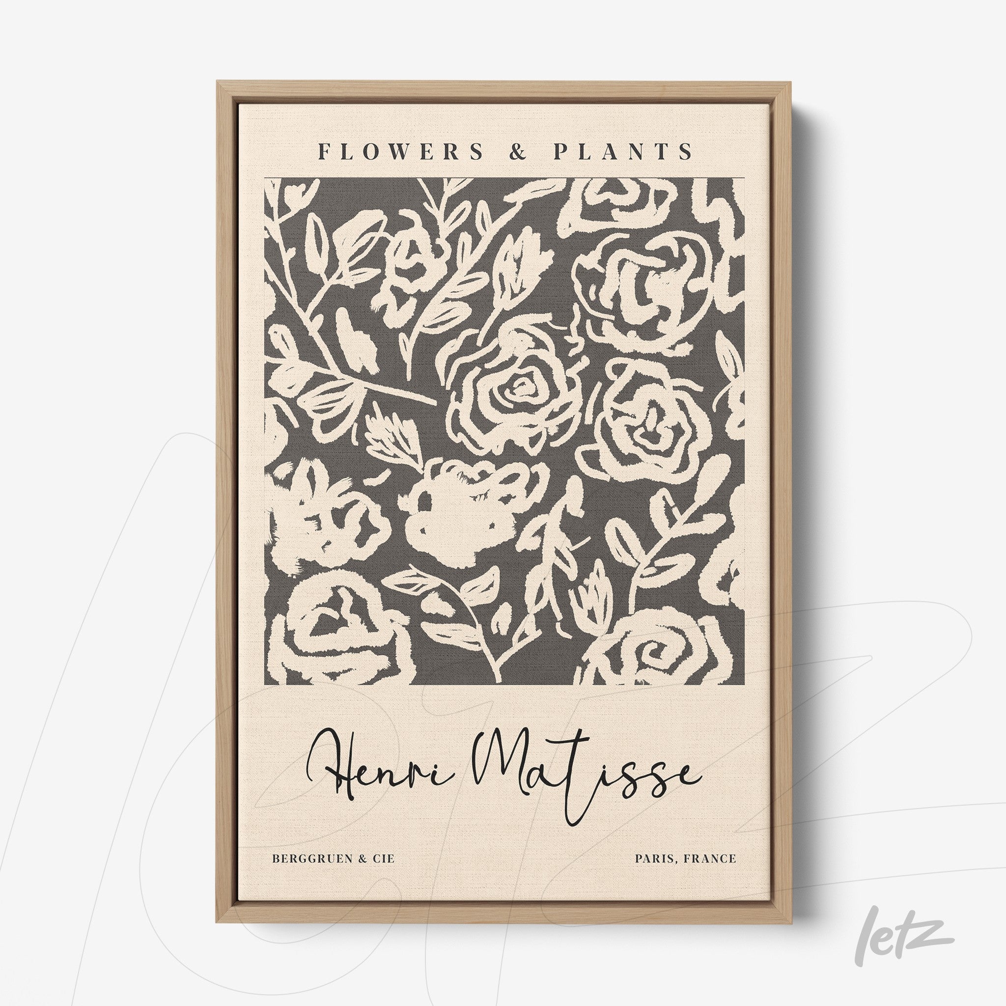 quadro com arte floral em moldura de madeira clara, destacando um padrão de rosas em tons escuros